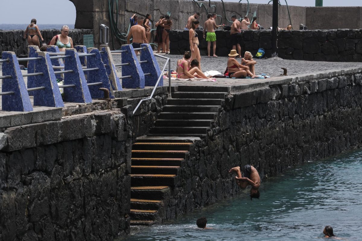 Un grupo de personas disfruta de un día de playa en el Puertito de Güimar en Tenerife, durante una jornada marcada por las altas temperaturas.