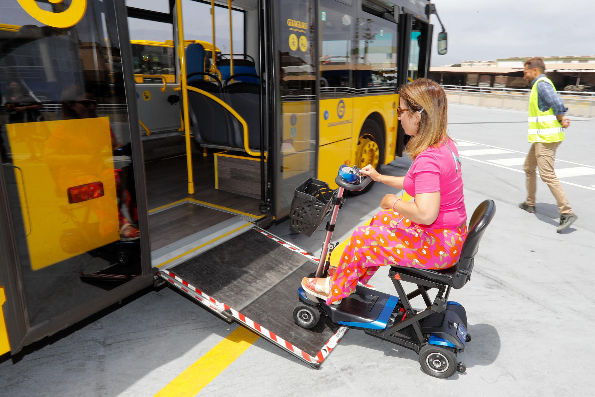 Guaguas Municipales de Las Palmas de Gran Canaria ha presentado este martes una prueba piloto para el acceso a sus vehículos de escúteres para personas con discapacidad. EFE/Elvira Urquijo A.