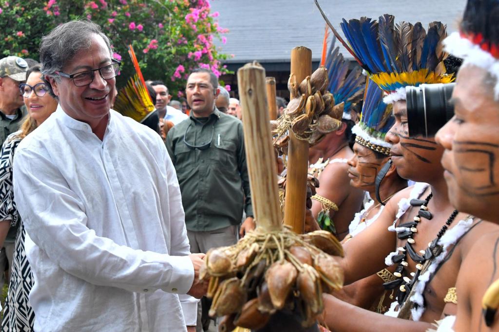 Fotografía cedida por la Presidencia de Colombia que muestra al mandatario colombiano Gustavo Petro (i) mientras saluda a un grupo de indígenas en Leticia (Colombia). EFE/Presidencia de Colombia
