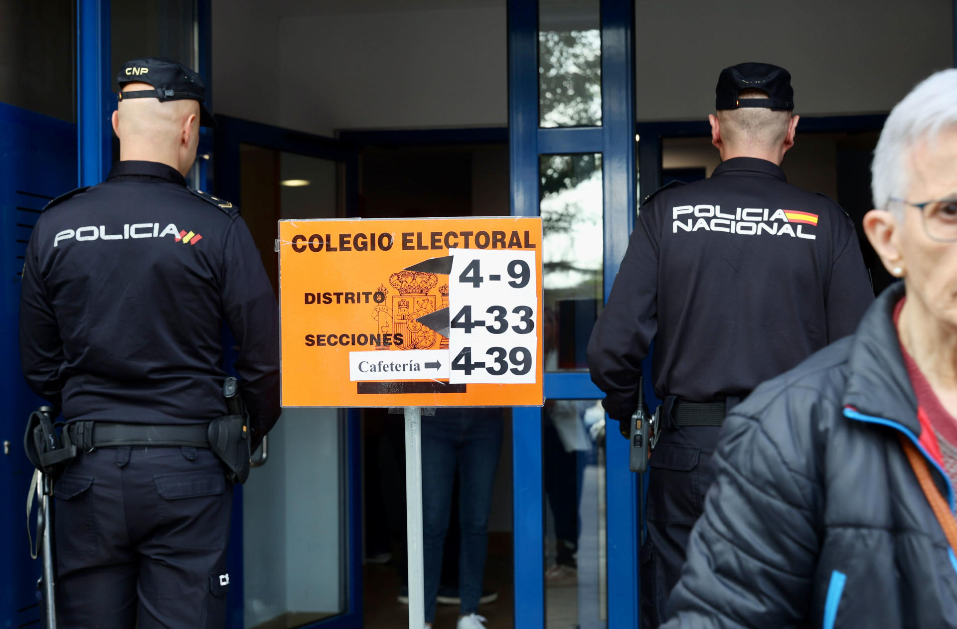 Miembros de la Policía Nacional velan por la seguridad en las votaciones en un colegio electoral de Logroño.