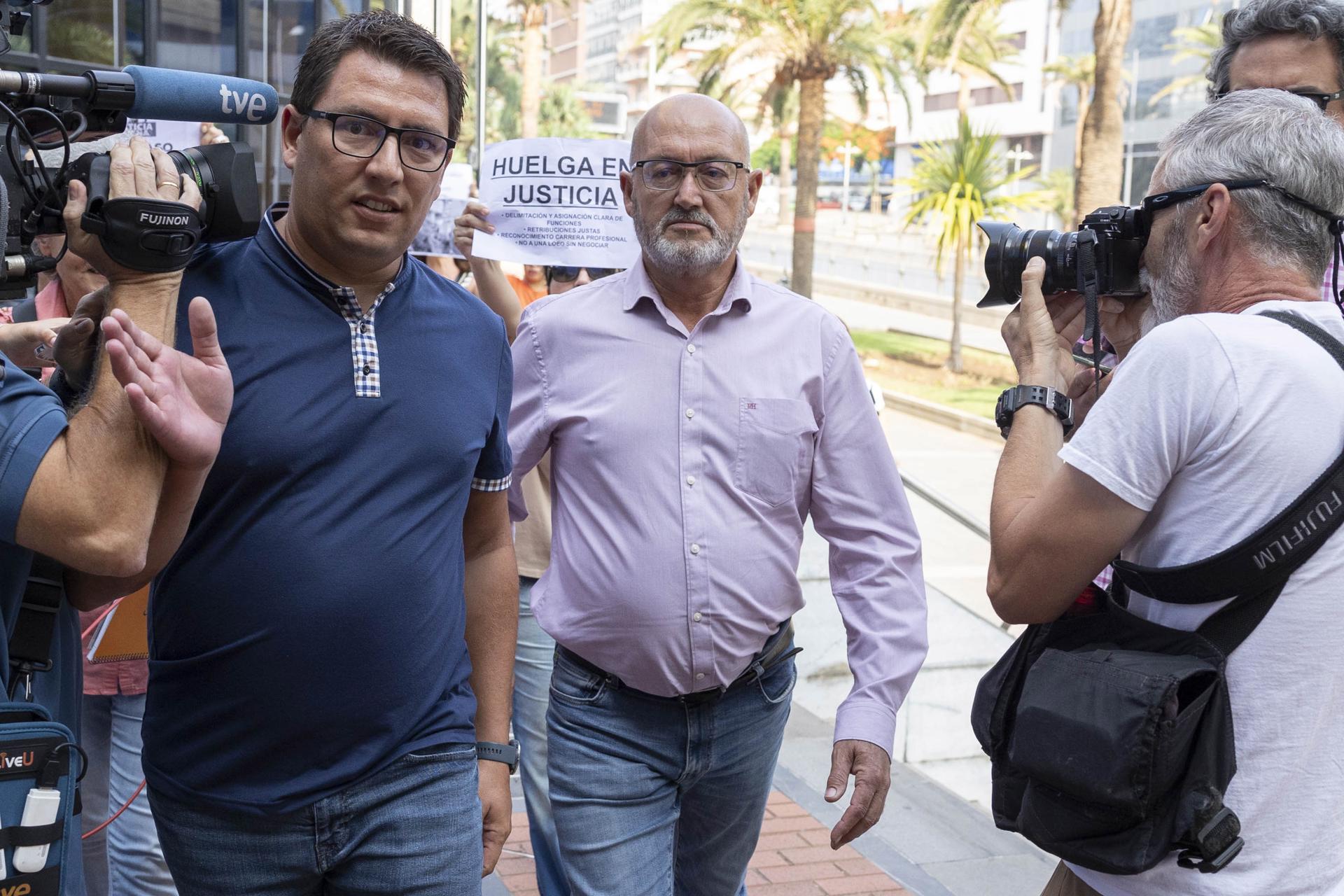 Foto tomada el pasado 29 de junio: El exdiputado Juan Bernardo Fuentes (c) acude a declarar ante la juez del "caso Mediador". EFE/Miguel Barreto