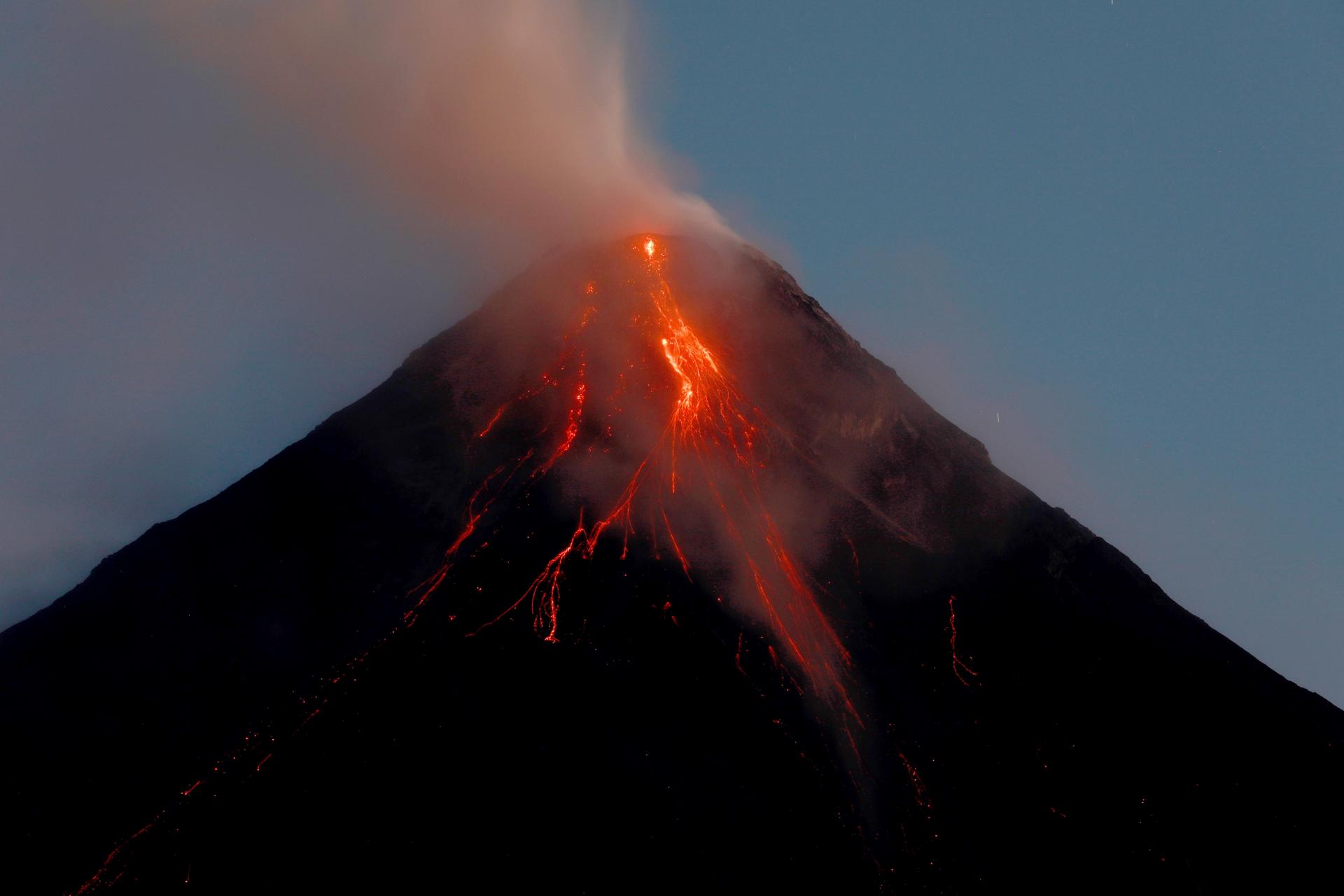 Activity of Philippines' Mayon volcano heats up - EFE Noticias