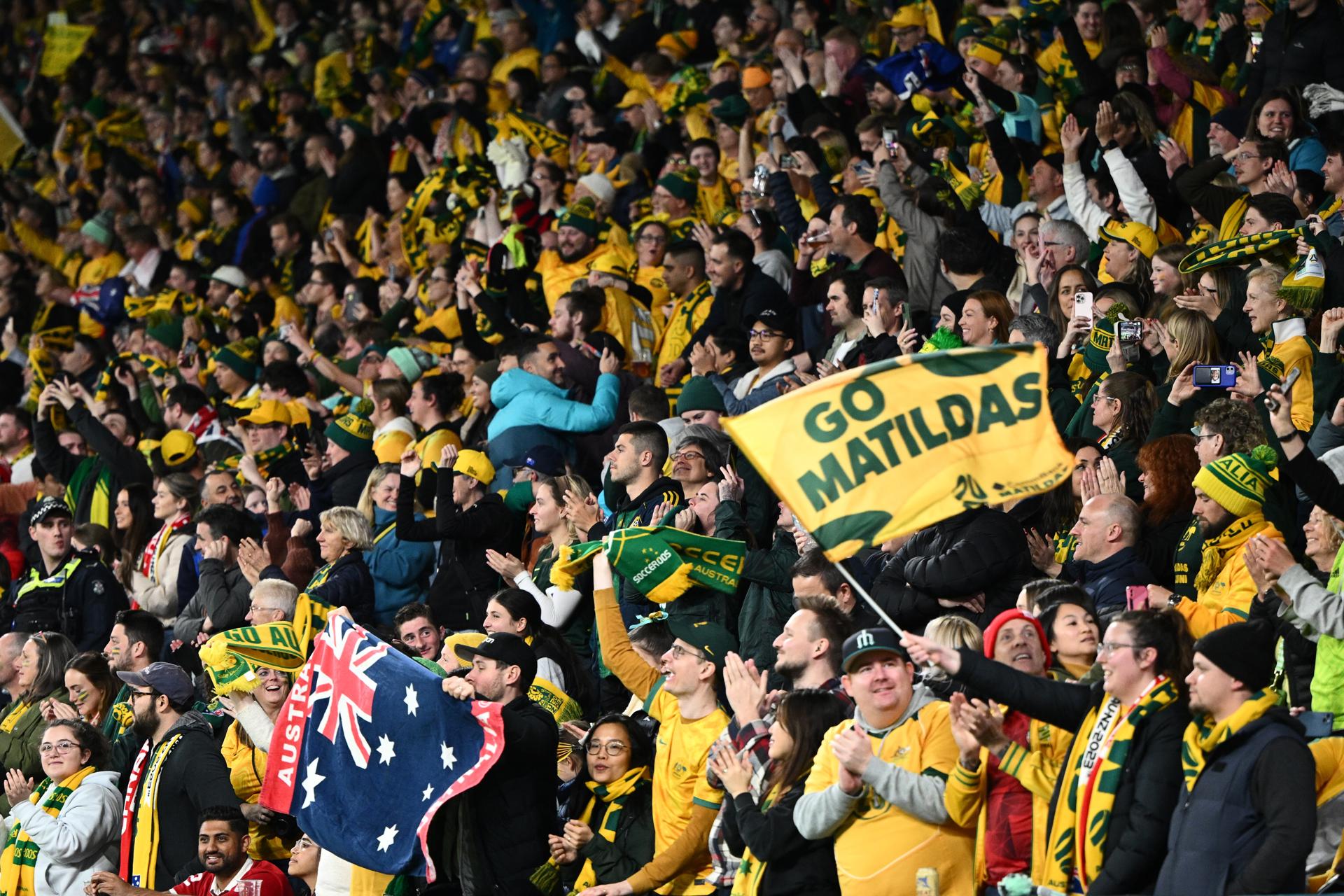 Australian supporters celebrate following their win over Canada during the FIFA Women's World Cup 2023 soccer Group B match between Canada and Australia at Melbourne Rectangular Stadium in Melbourne, Australia, 31 July 2023. EFE/EPA/JOEL CARRETT AUSTRALIA AND NEW ZEALAND OUT EDITORIAL USE ONLY
