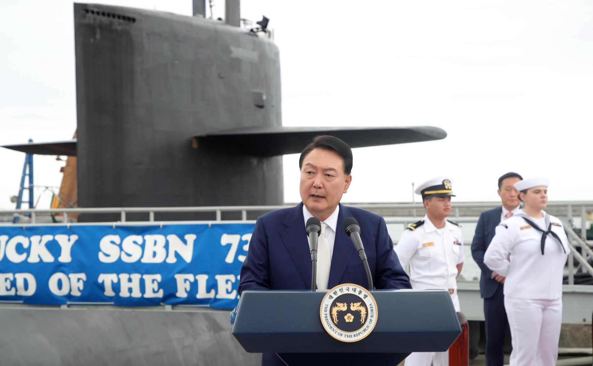 South Korean President Yoon Suk Yeol delivers a speech during a visit to the USS Kentucky (SSBN 737), a nuclear-powered ballistic missile submarine, docking at the South Korean naval operations base in Busan, southeast of Seoul, South Korea, 19 July 2023. EFE/EPA/KOREA POOL SOUTH KOREA OUT