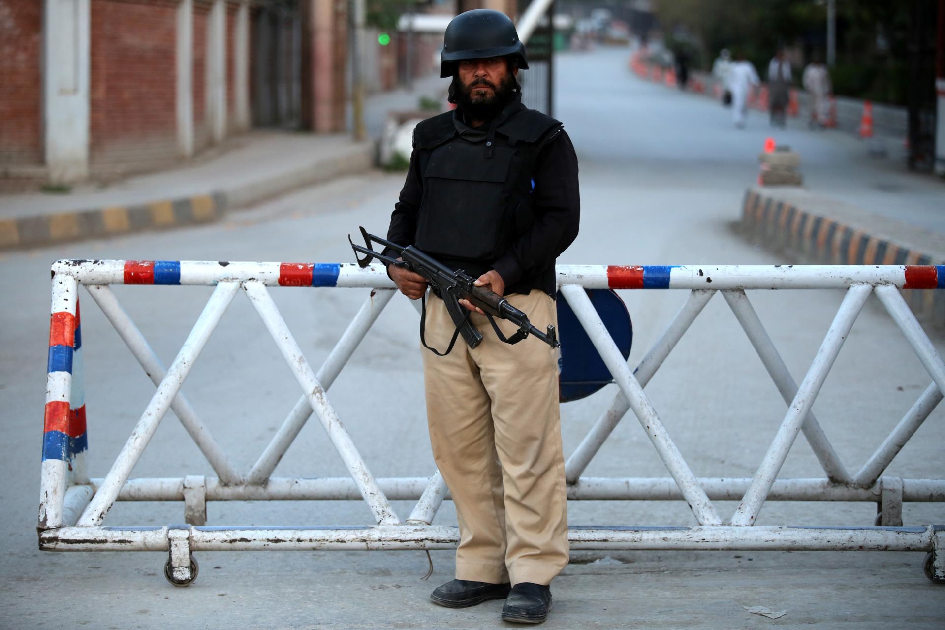 A Pakistani security official stands guard at a check point in Peshawar, the provincial capital of KPK province, Pakistan, 13 March 2023. EFE/EPA/FILE/BILAWAL ARBAB