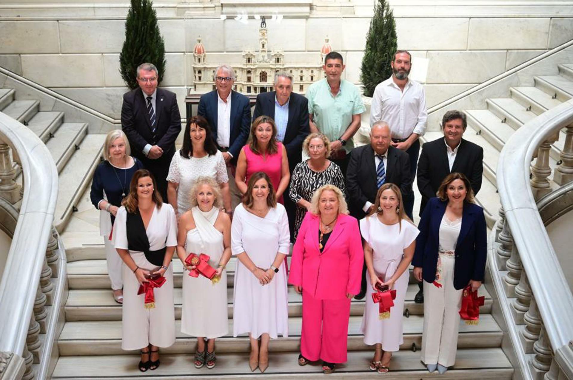 La alcaldesa de València, María José Catalá (3ª izq, primera fila), junto a los alcaldes pedáneos, que han tomado hoy posesión de sus cargos, en una imagen difundida por el PP.