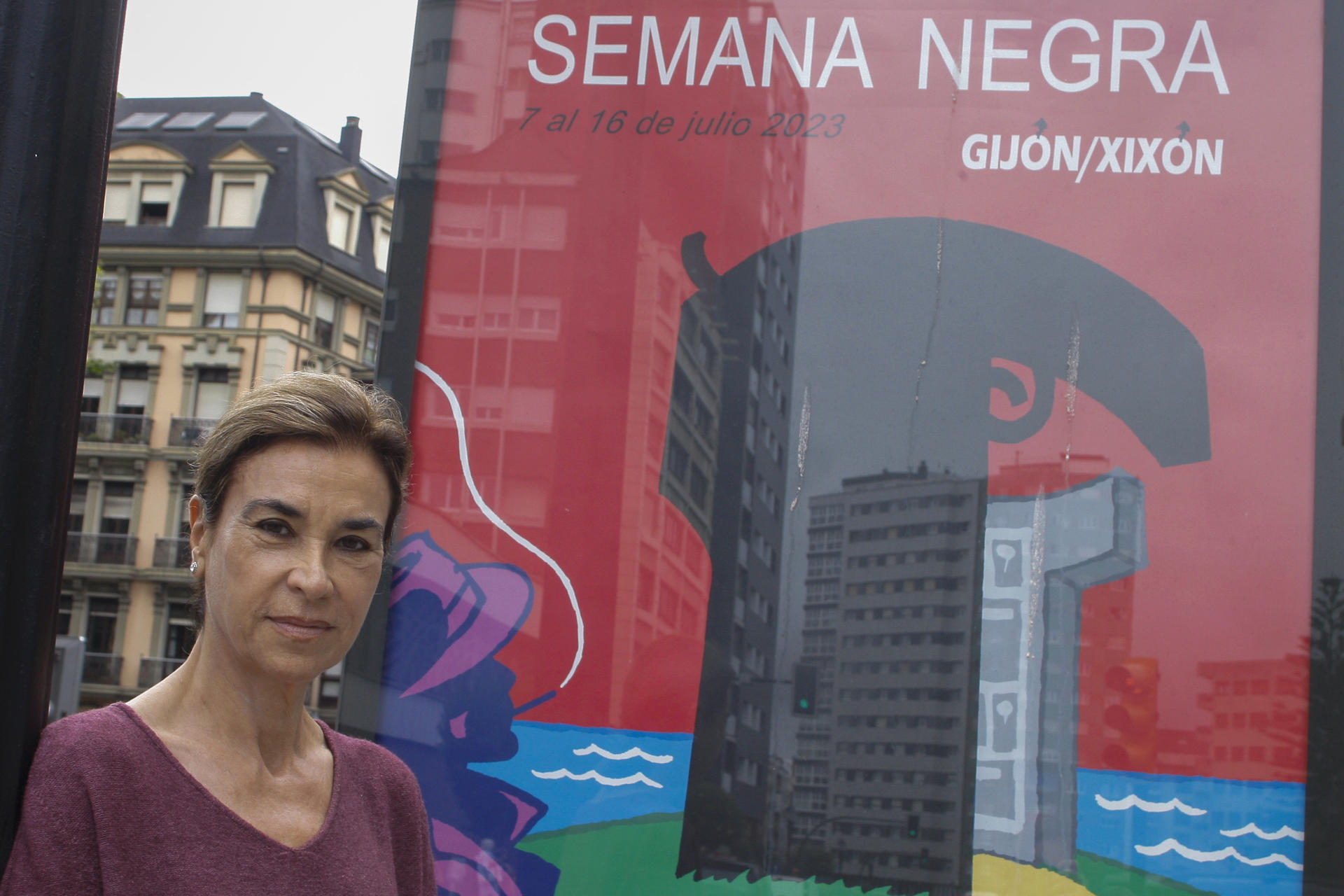 La escritora uruguaya Carmen Posadas atiende a los medios de comunicación este miércoles en la Semana Negra de Gijón, donde presentó su novela "Licencia para espiar". EFE/Juan González.