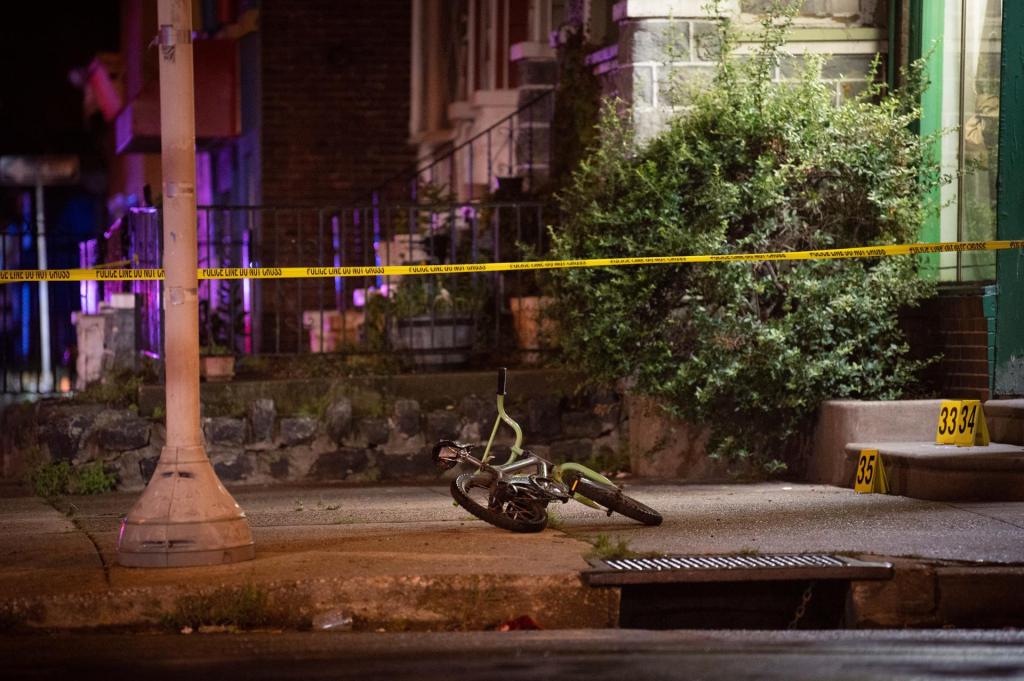 Vista de una bicicleta perteneciente a una de las víctimas de un tiroteo masivo en Kingsessing, en el suroeste de Filadelfia, Pensilvania (EE.UU.), este 3 de julio de 2023. EFE/EPA/Tracie Van Auken
