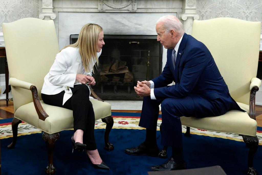 El presidente estadounidense, Joe Biden, y la primera ministra italiana, Giorgia Meloni, se reúnen en el Despacho Oval de la Casa Blanca, en Washington (EE.UU.), este 27 de julio de 2023. EFE/EPA/Yuri Gripas/Pool
