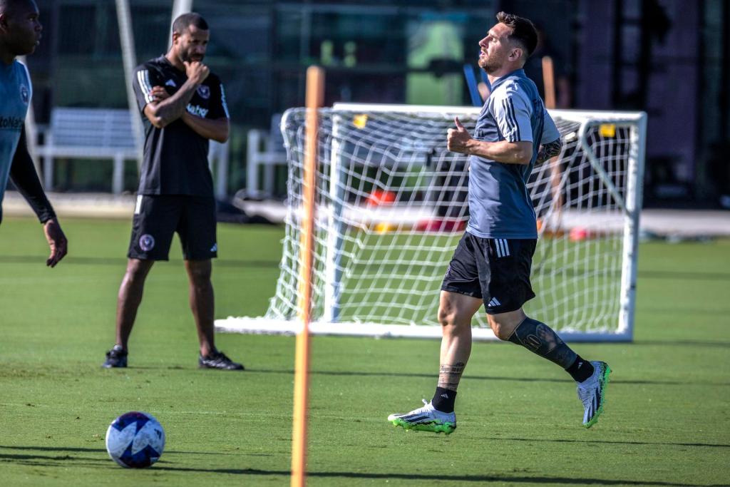 El argentino Lionel Messi (d) participa en un entrenamiento del Inter Miami CF en Fort Lauderdale, Florida, este 18 de julio de 2023. EFE/Cristóbal Herrera
