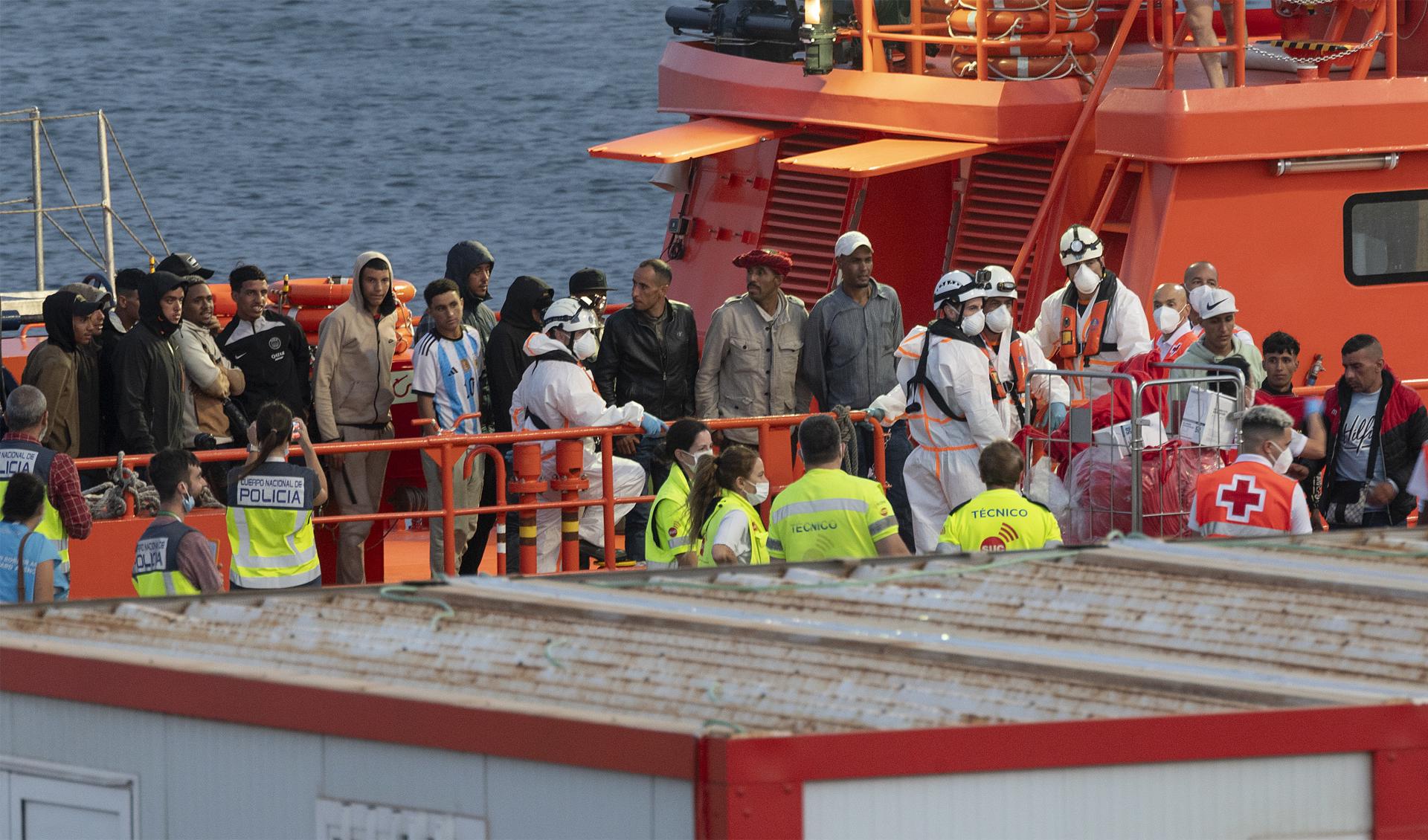 El buque de Salvamento Marítimo Guardamar Polimnia socorre a 41 personas de origen magrebí que intentaban llegar a Lanzarote en una patera el pasado mes de junio. EFE/ Adriel Perdomo