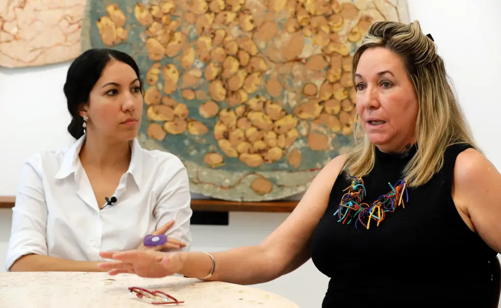 Las curadoras de arte Cristina Vives (d) y Cristina Figueroa hablan durante una entrevista con EFE, el 6 de julio de 2023, en La Habana (Cuba). EFE/ Ernesto Mastrascusa
