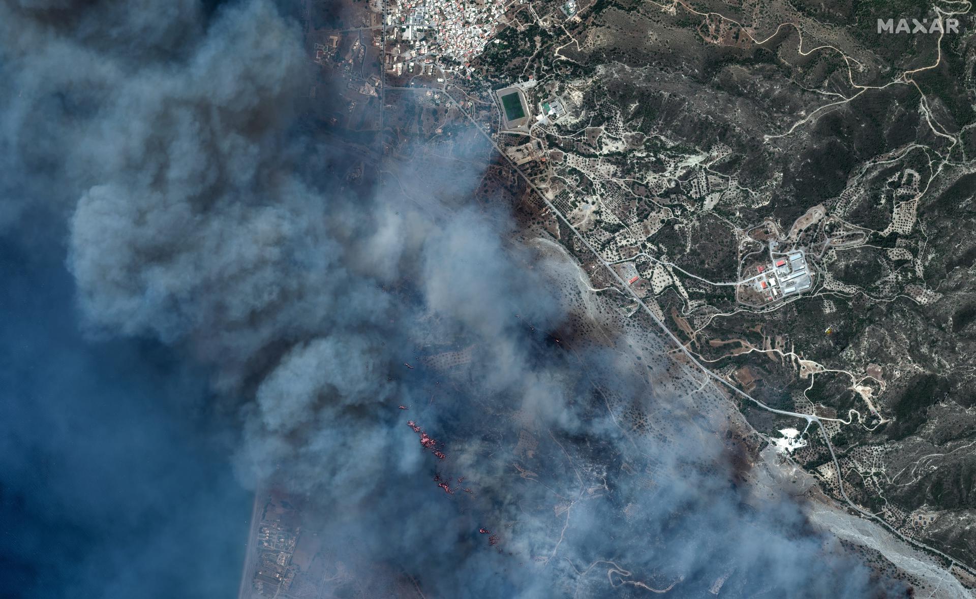 Rhodes (Greece), 24/07/2023.- A satellite image made available by Maxar Technologies shows wildfires near the coastline and Gemadi, Rhodes, Greece 24 July 2023. Firefighting forces along with volunteers in Rhodes, Corfu, Egio, Karystos and Yliki battled wildfires throughout the night, while airplanes started to operate early in the morning 24 July. A total of 99 firefighters, 35 water trucks and four teams on foot, two aircraft, two helicopters and the Olympos operational centre are operating in the area. (incendio forestal, Grecia) EFE/EPA/MAXAR TECHNOLOGIES HANDOUT MANDATORY CREDIT: SATELLITE IMAGE 2023 MAXAR TECHNOLOGIES -- The watermark may not be removed/cropped. HANDOUT EDITORIAL USE ONLY/NO SALES
