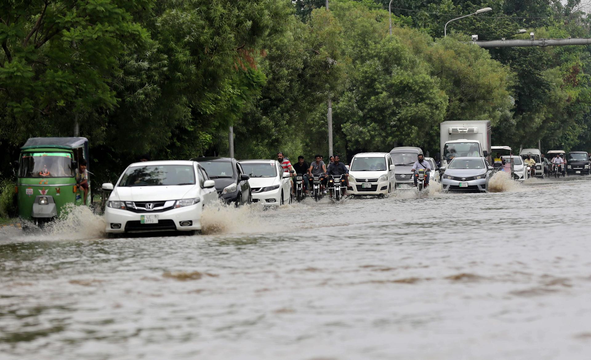 Vehicles drive through a flooded area following heavy rains in Lahore, Pakistan, 05 July 2023. EFE-EPA/RAHAT DAR