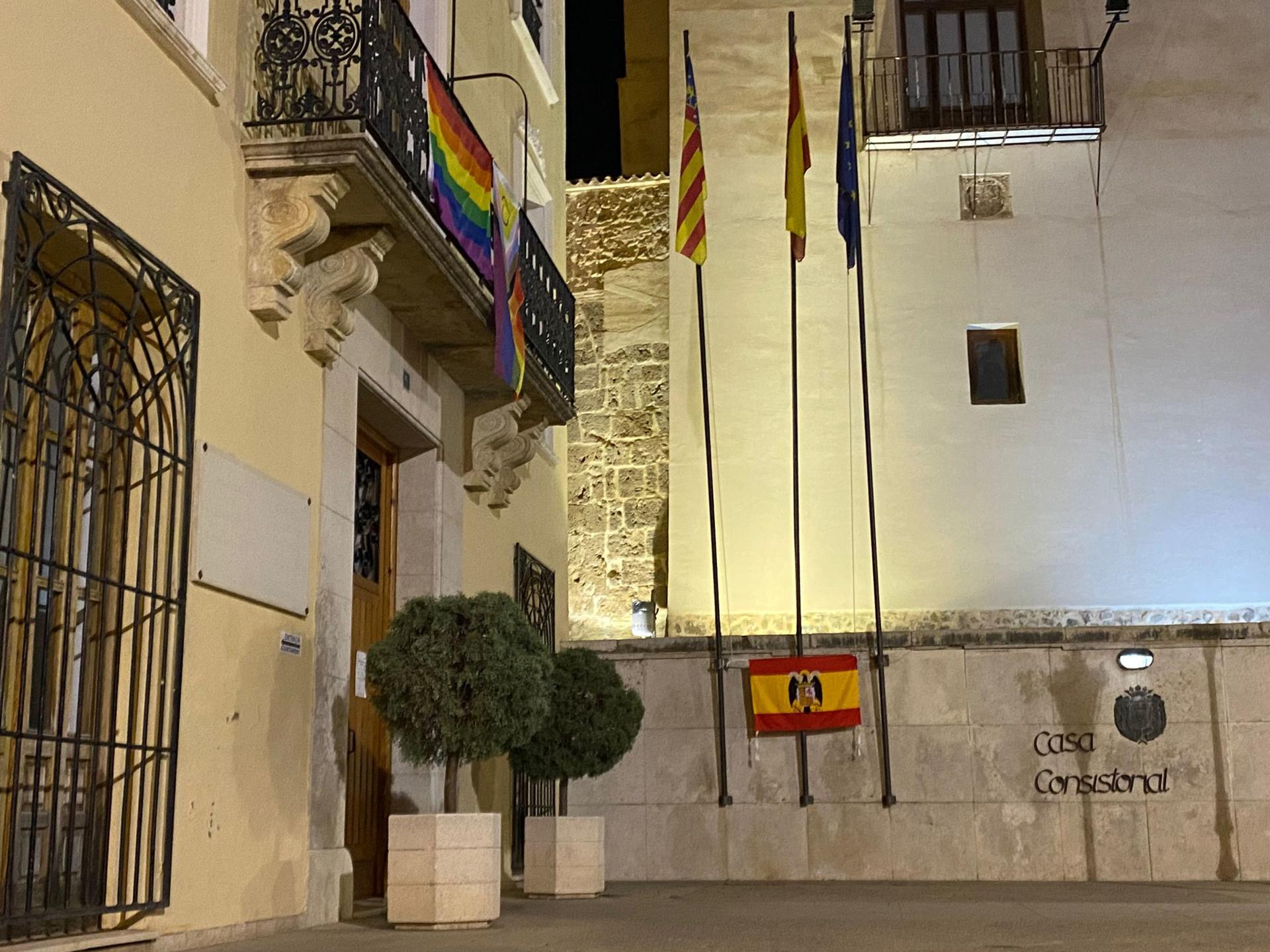 Imagen de la bandera LGTBI y la bandera franquista en la fachada del consistorio, facilitada por fuentes municipales.