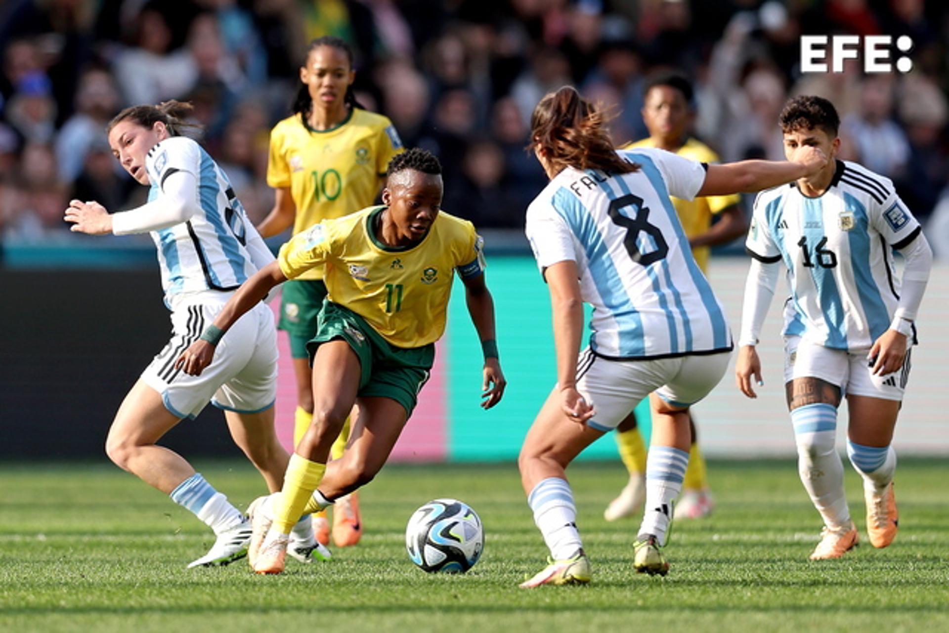 South Africa's Thembi Kgatlana (in yellow) tries to get past Argentine defenders during the FIFA Women's World Cup Group G match in Dunedin, New Zealand. EFE/EPA/RITCHIE B. TONGO
