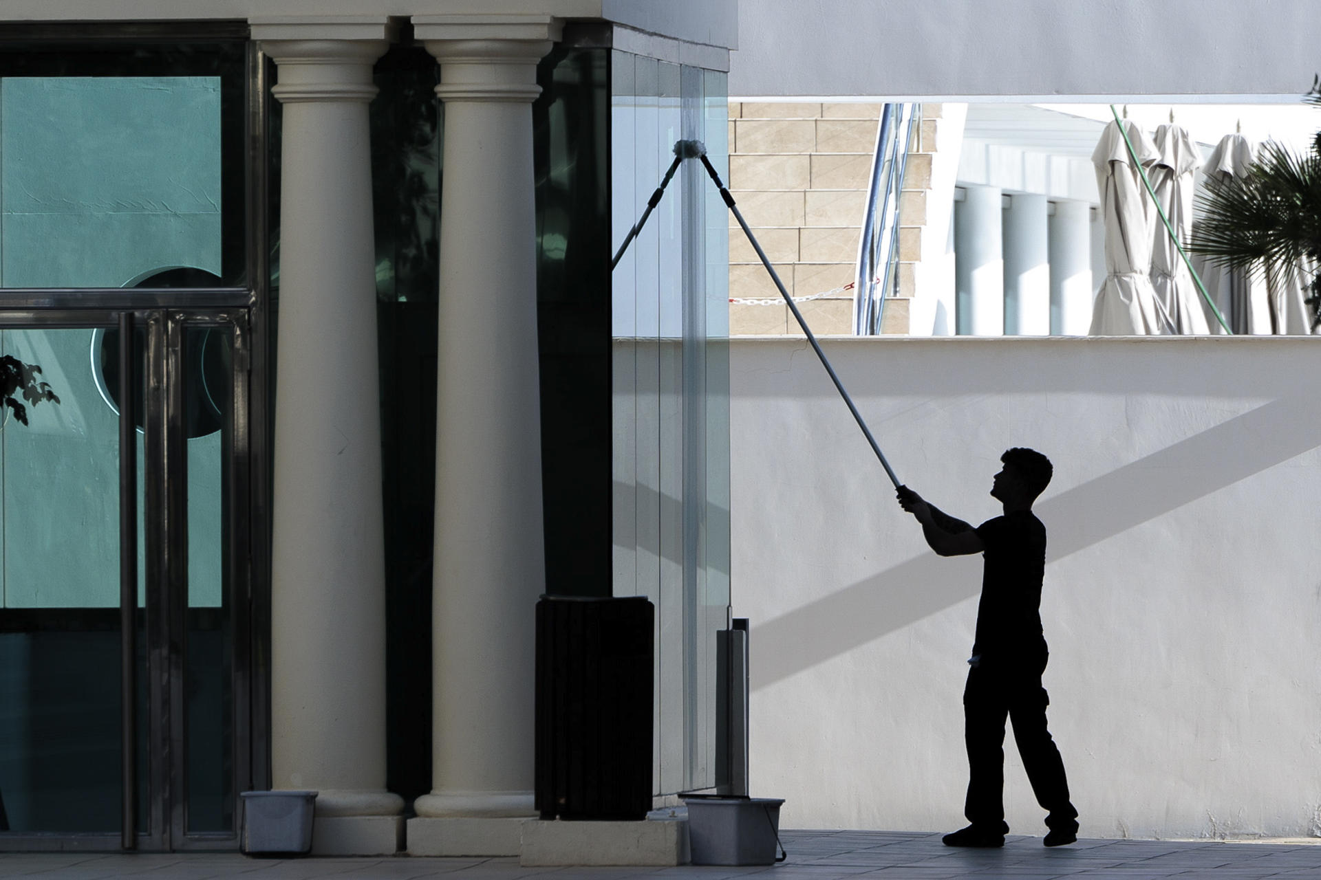 Un trabajador limpia los cristales de un edificio. EFE/Biel Aliño/Archivo
