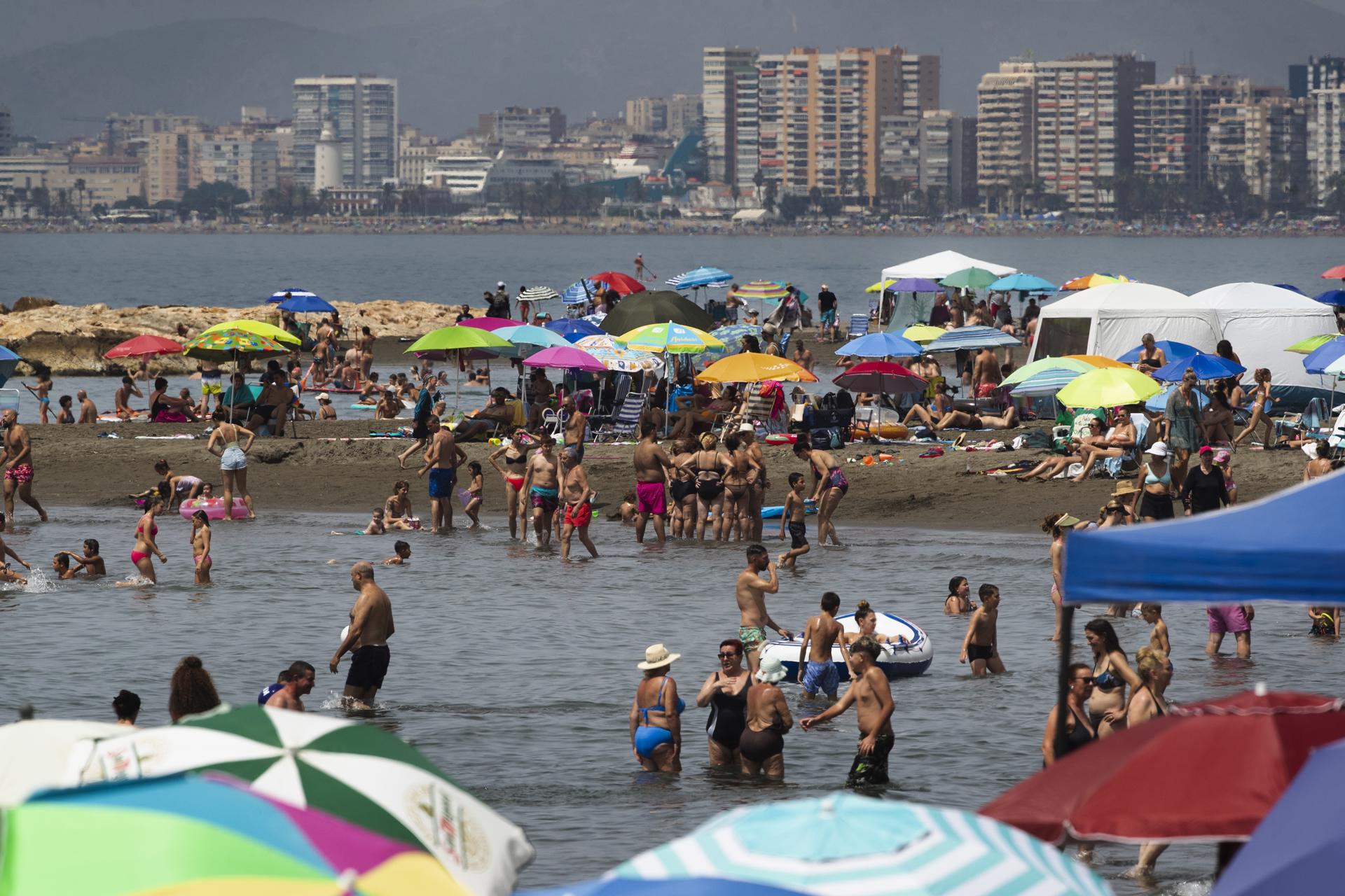 Numerosas personas llenan la playa del Palo de Málaga ayer. EFE/Jorge Zapata