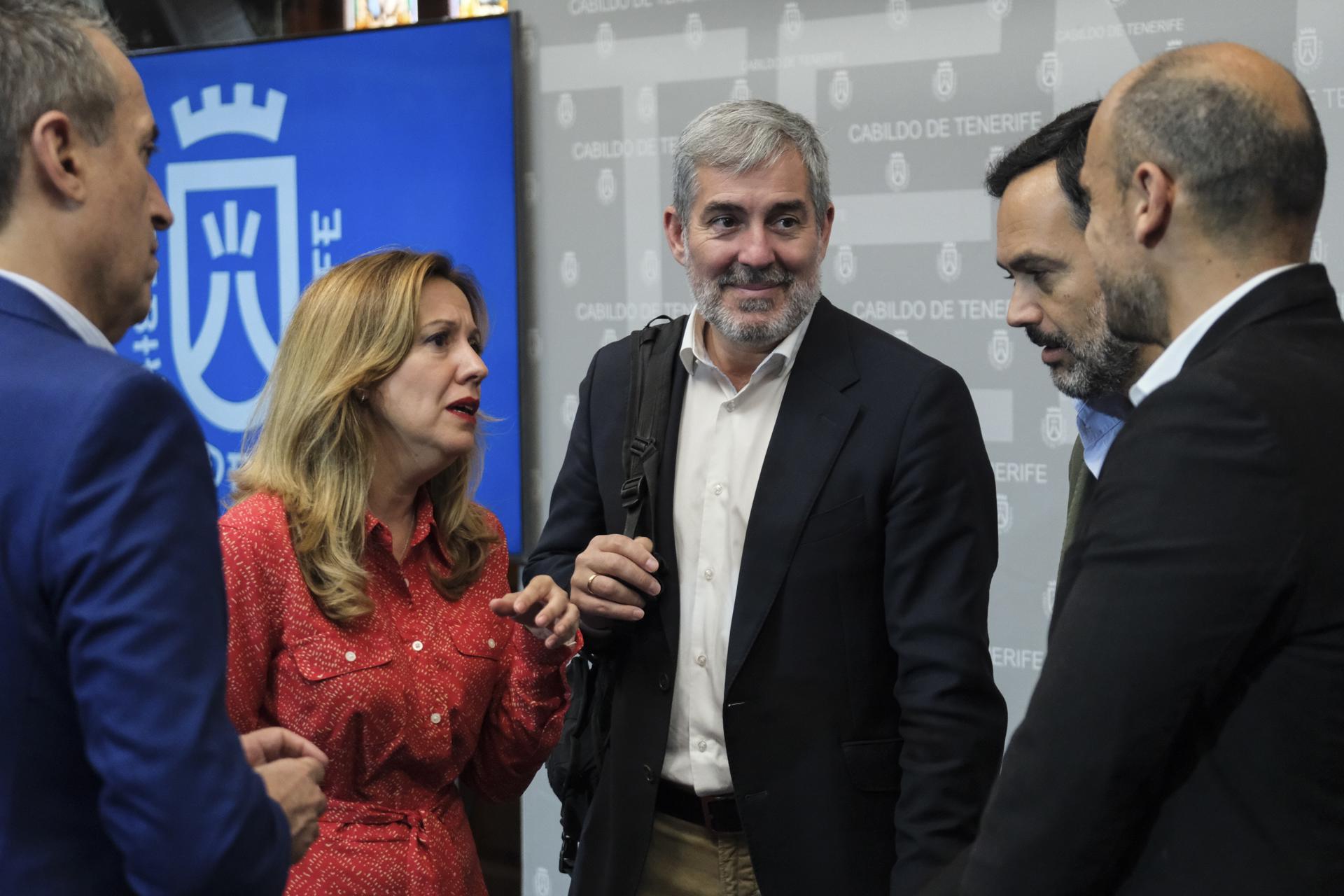 El presidente de Canarias, Fernando Clavijo (d), y la presidenta del Cabildo de Tenerife, Rosa Dávila (i), en la reunión que han celebrado este miércoles. EFE/Alberto Valdés