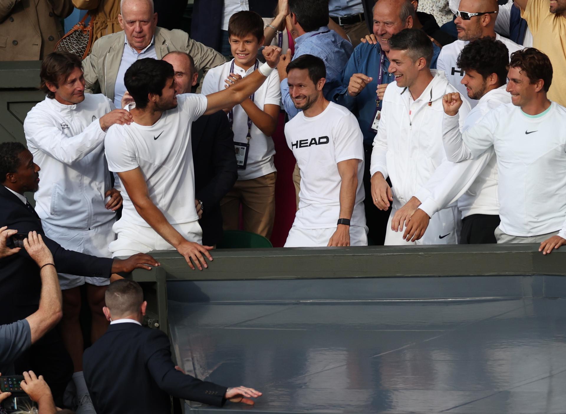 Carlos Alcaraz celebrates with family and friends after beating Novak Djokovic in the men's final at Wimbledon Championships in London on 16 July 2023. EFE/EPA/ISABEL INFANTES EDITORIAL USE ONLY
