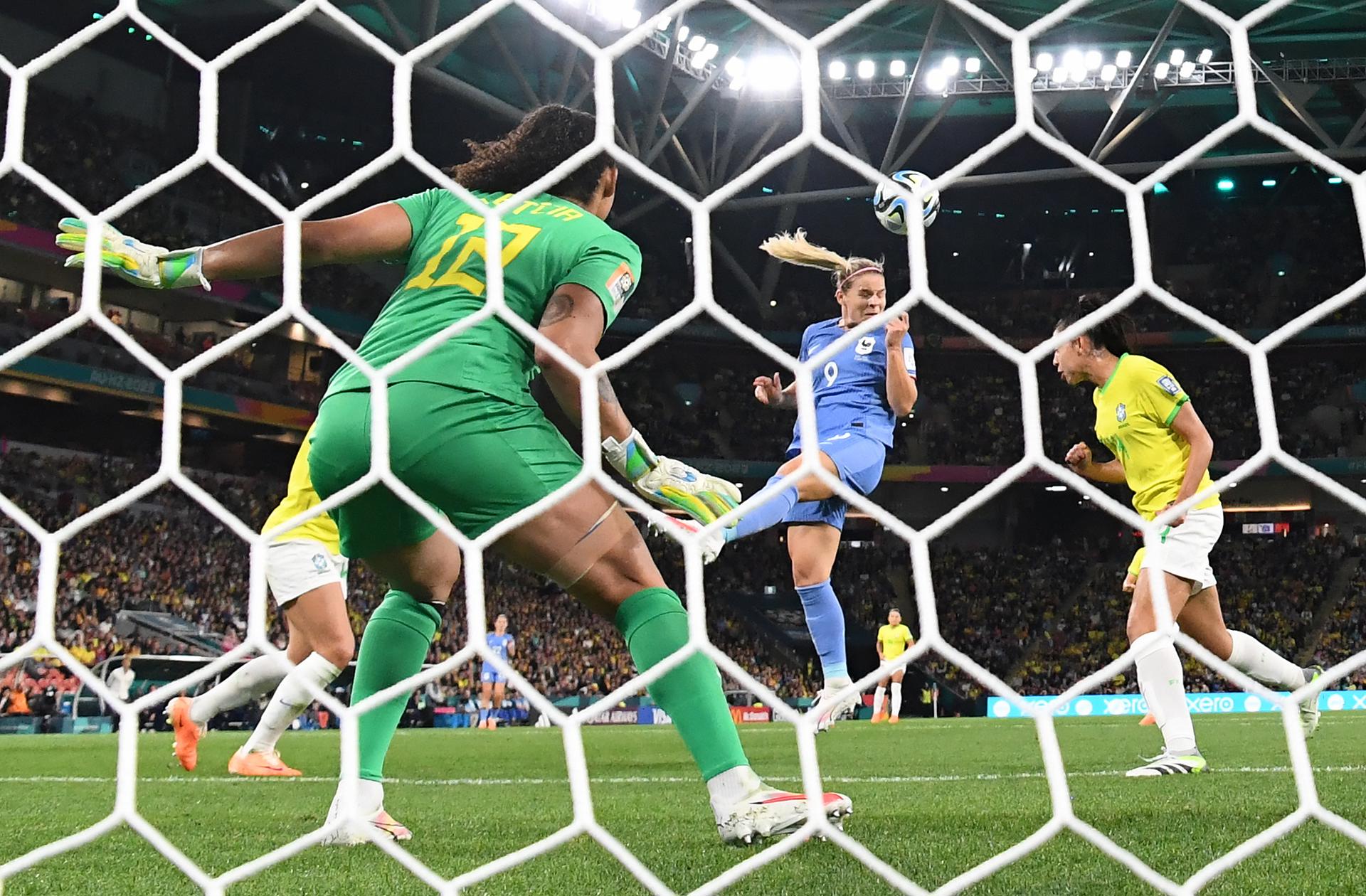 France's Eugenie Le Sommer (C in blue) scores against Brazil during the FIFA Women's World Cup 2023 match in Brisbane, Australia. EFE/EPA/DARREN ENGLAND AUSTRALIA AND NEW ZEALAND EDITORIAL USE ONLY
