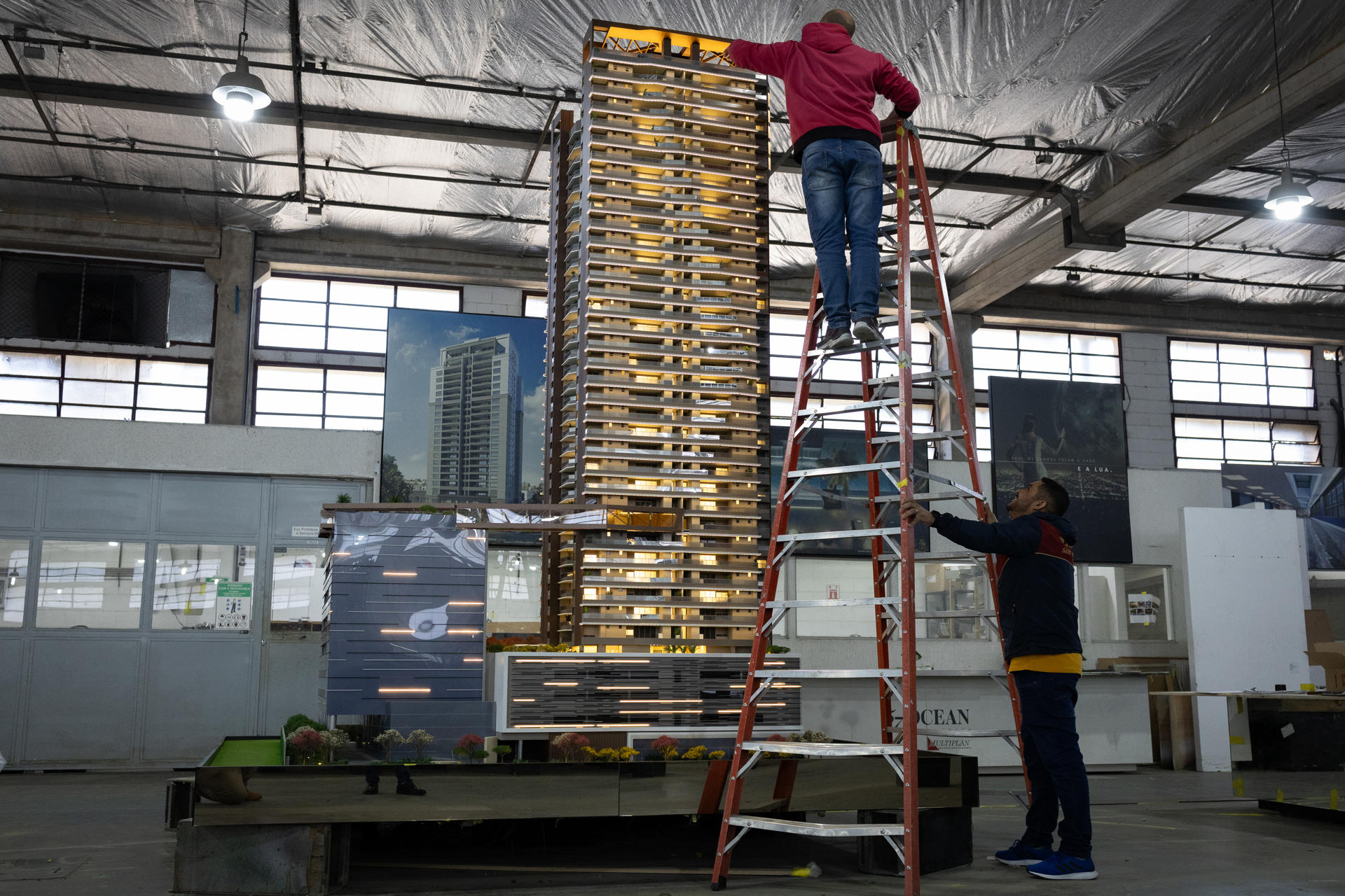 Trabajadores laboran en los detalles de la maqueta de un edificio en la fábrica Adhemir Fogassa, el 20 de julio de 2023, en Sao Paulo (Brasil). EFE/Isaac Fontana