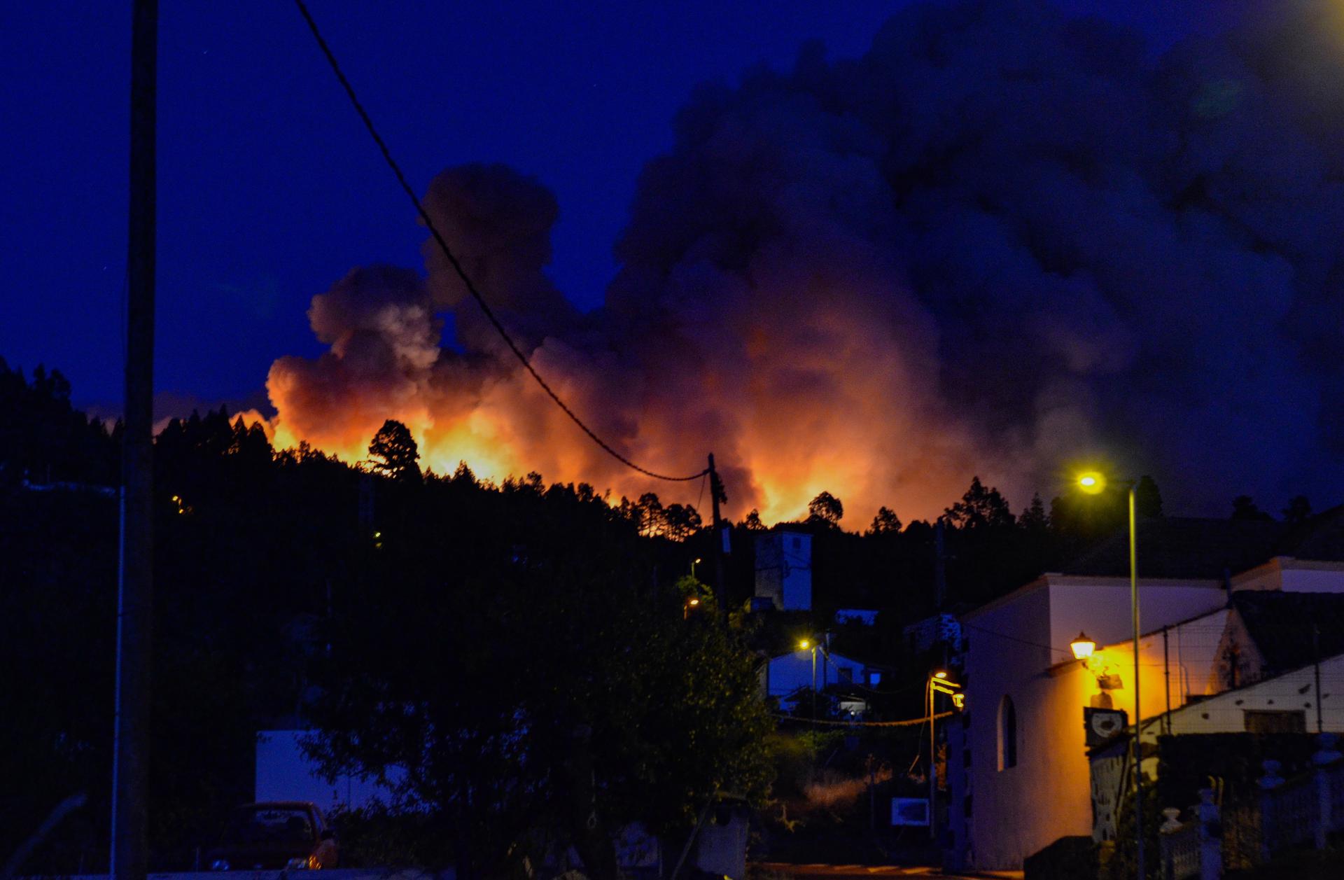 Estado del incendio en el municipio de Puntagorda este sábado por la noche. EFE/Miguel Calero