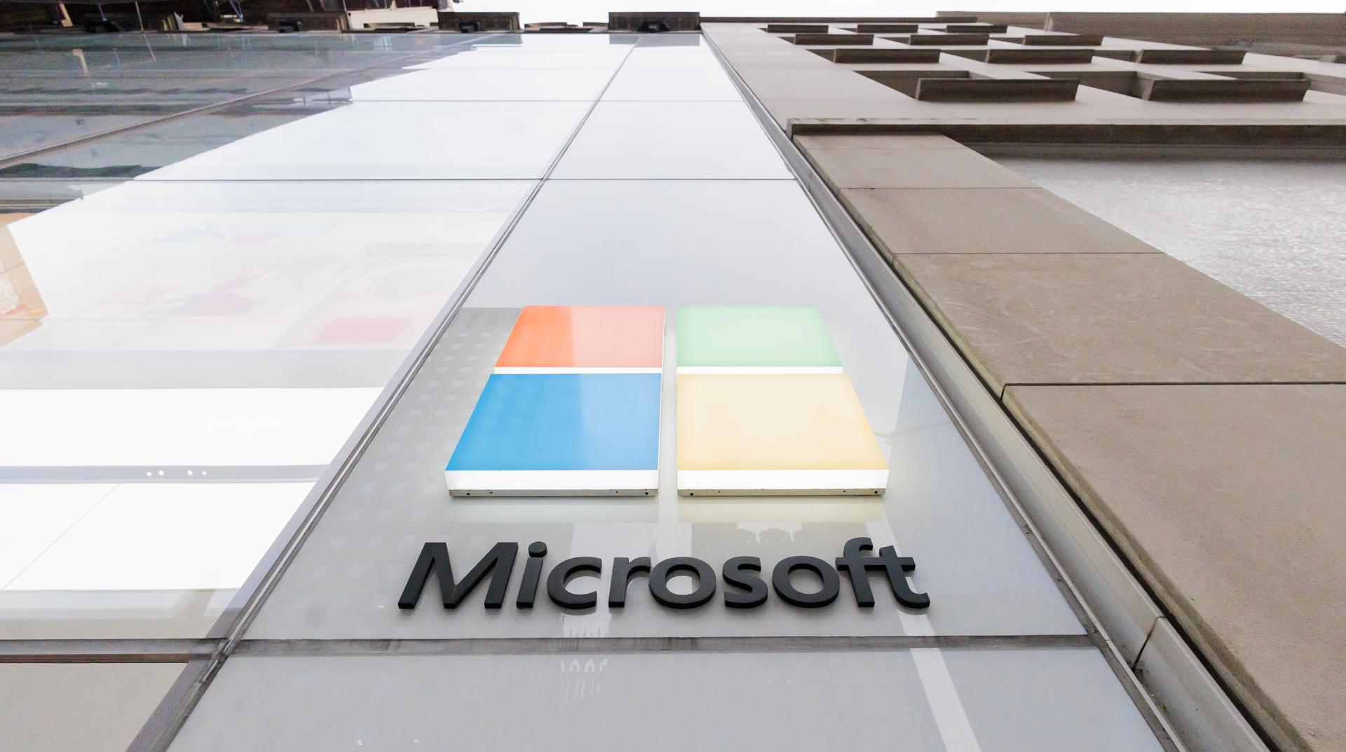 Vista del logo de Microsoft en una tienda en Nueva York, en una fotografía de archivo. EFE/Justin Lane