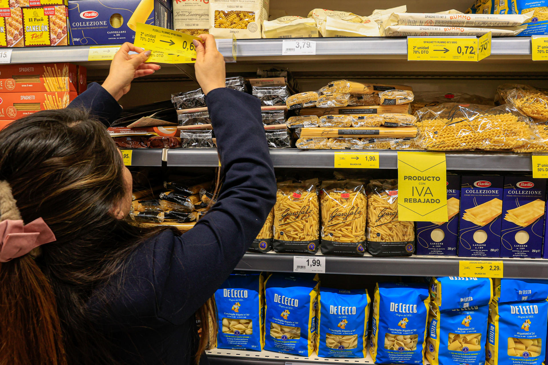 En la imagen, una empleada de un supermercado coloca carteles con nuevos precios. EFE/ Zipi Aragon
