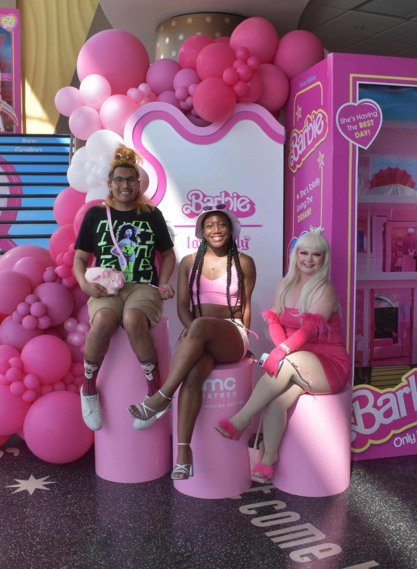 Movie-goers pose for photos on 20 July 2023 outside a theater in Los Angeles showing the new film "Barbie." EFE/Monica Rubalcava
