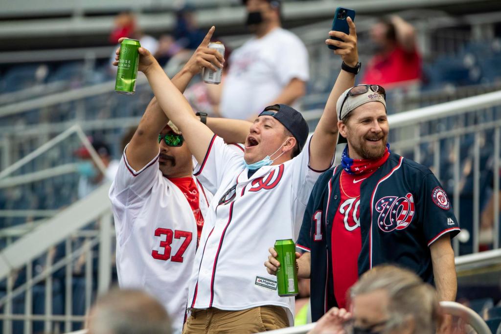 Fotografía de archivo fechada el 7 de abril de 2021 muestra a fanáticos de los Naciones mientras beben cerveza durante un partido de las Ligas Mayores de Béisbol (MLB) entre los Bravos de Atlanta y los Nacionales de Washington, en Washington (EE.UU.). EFE/ Shawn Thew

