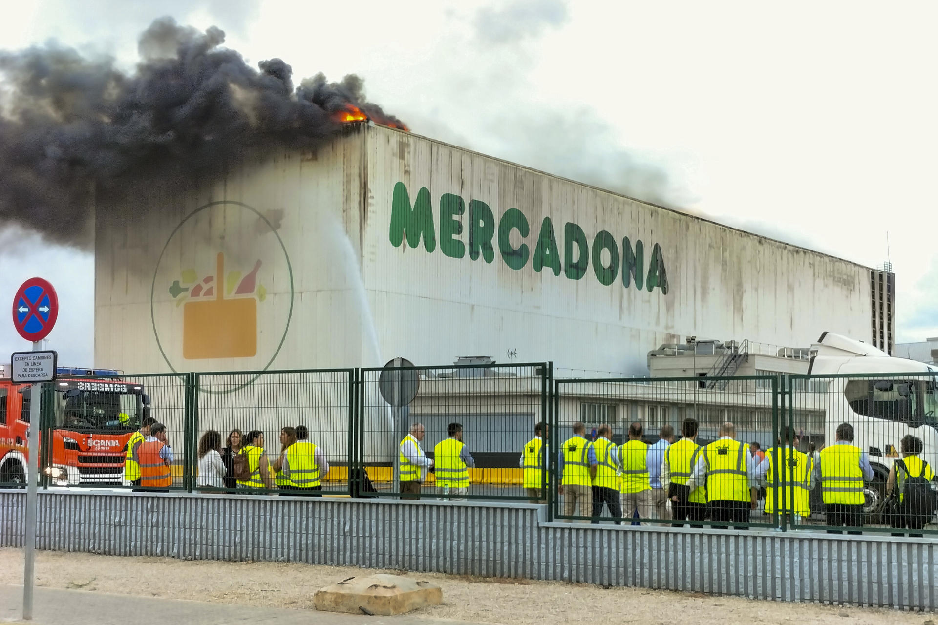 Una imagen de la nave incendiada. EFE/Eusebio Calatayud