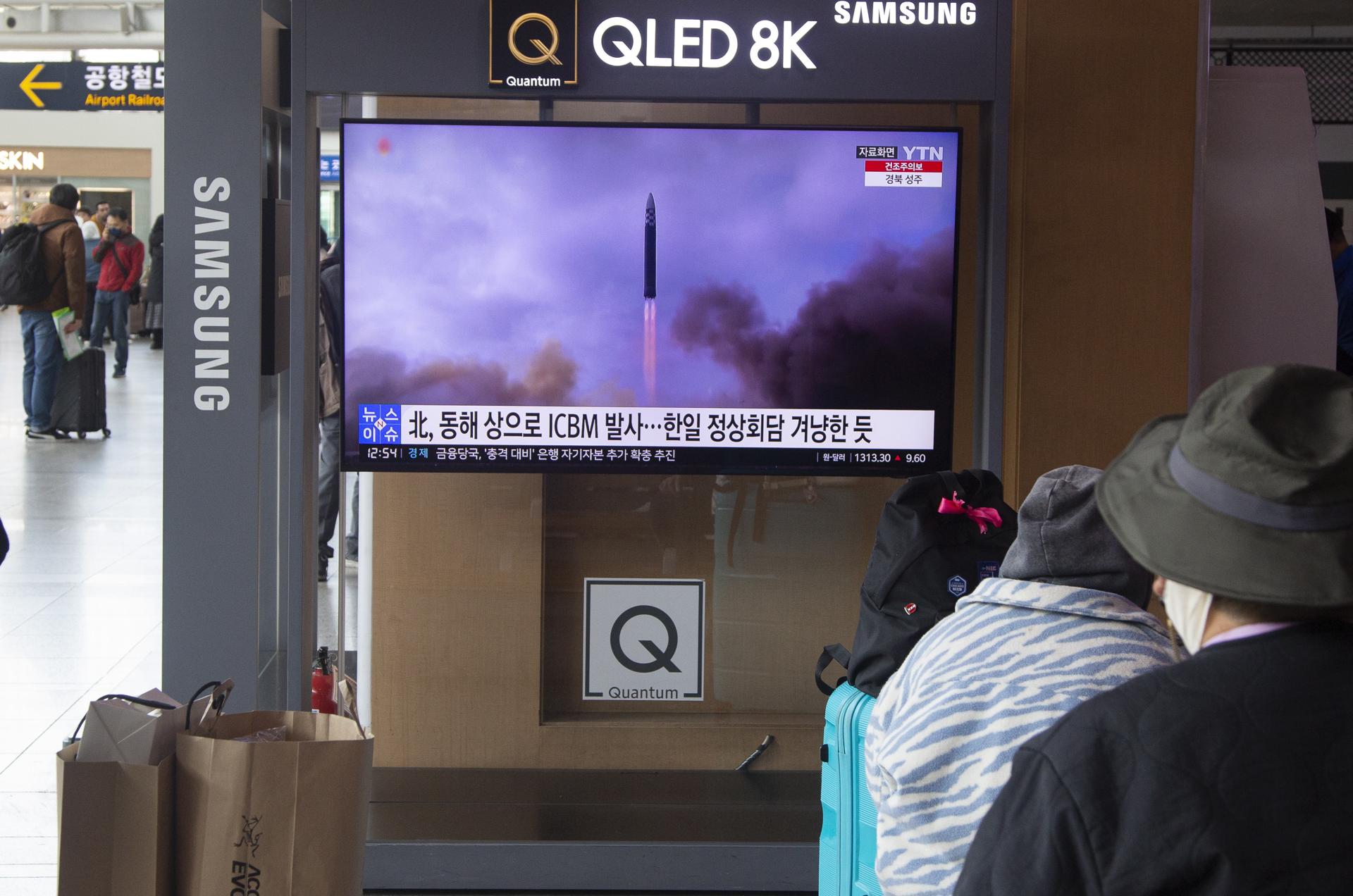 A file photo of a missile launch being observed by people on South Korean television in Seoul. North Korea on 19 July 2023 fired two short-range ballistic missiles that landed in the Sea of Japan, an action apparently taken in response to the arrival in South Korea of a nuclear-capable US Navy submarine. EFE/Jeon Heon-Kyun/File