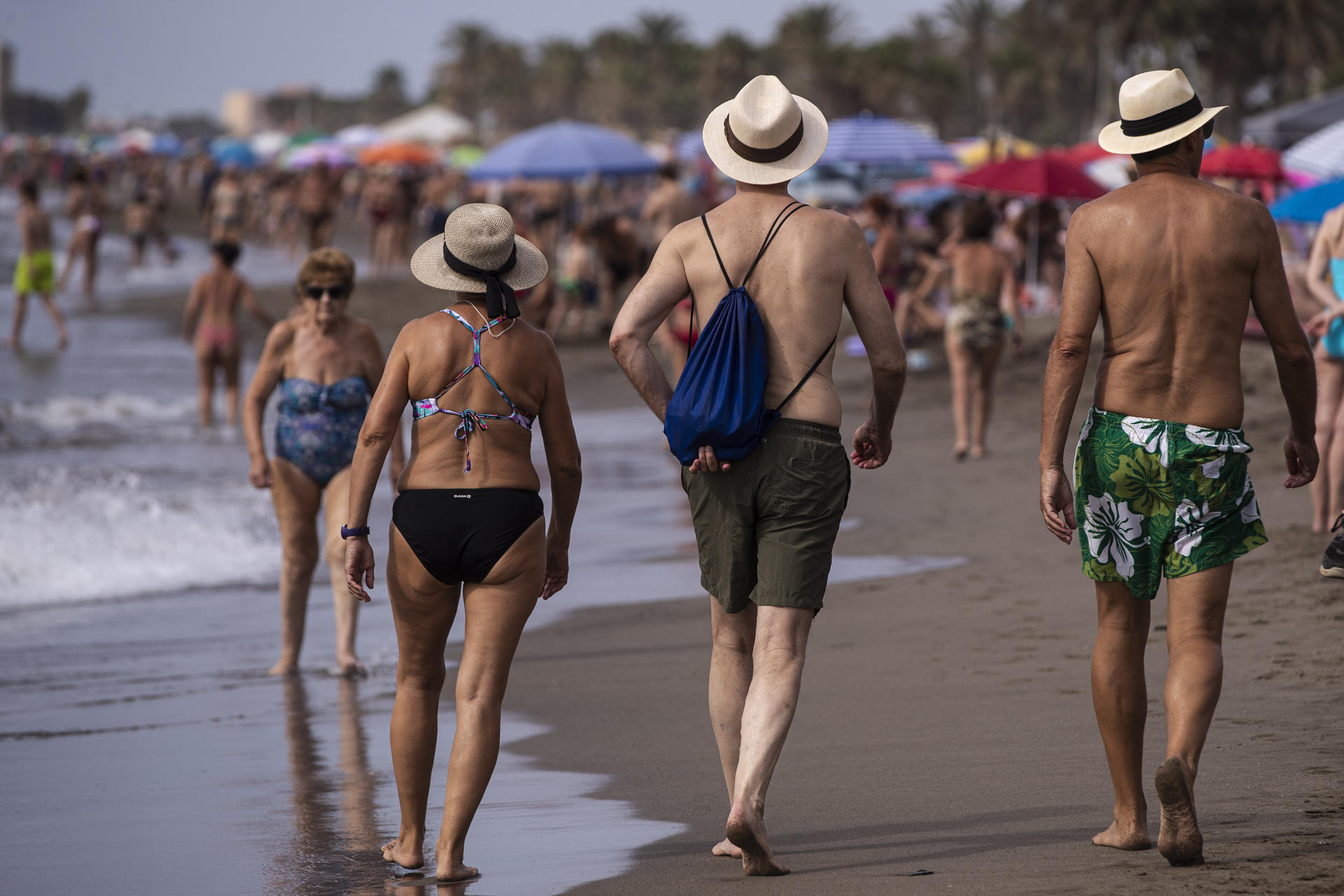 Varias personas pasean en la playa de la Misericordia en Málaga, este sábado, durante la jornada de reflexión. EFE/Jorge Zapata
