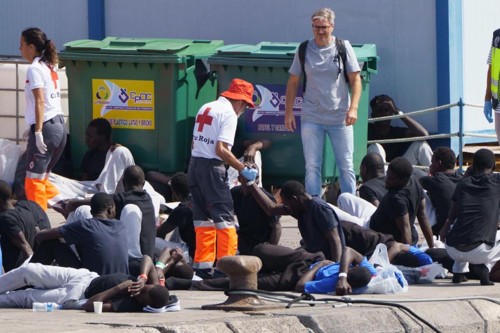 Una embarcación con 65 personas a bordo, todos varones, ha sido interceptada este domingo por Salvamento Marítimo cuando navegaba hacia el sur de Tenerife y ha sido trasladada hasta el puerto de Los Cristianos, donde ha desembarcado con un fallecido a bordo. La barca fue avistada cuando navegaba cerca de la playa de La Mareta, en el municipio de Granadilla de Abona, al sur de la isla, hacia donde se dirigió una embarcación de Salvamento Marítimo que la escoltó junto a una patrullera de la Guardia Civil hasta el puerto de Los Cristianos, en Arona. EFE/ Ramón De La Rocha