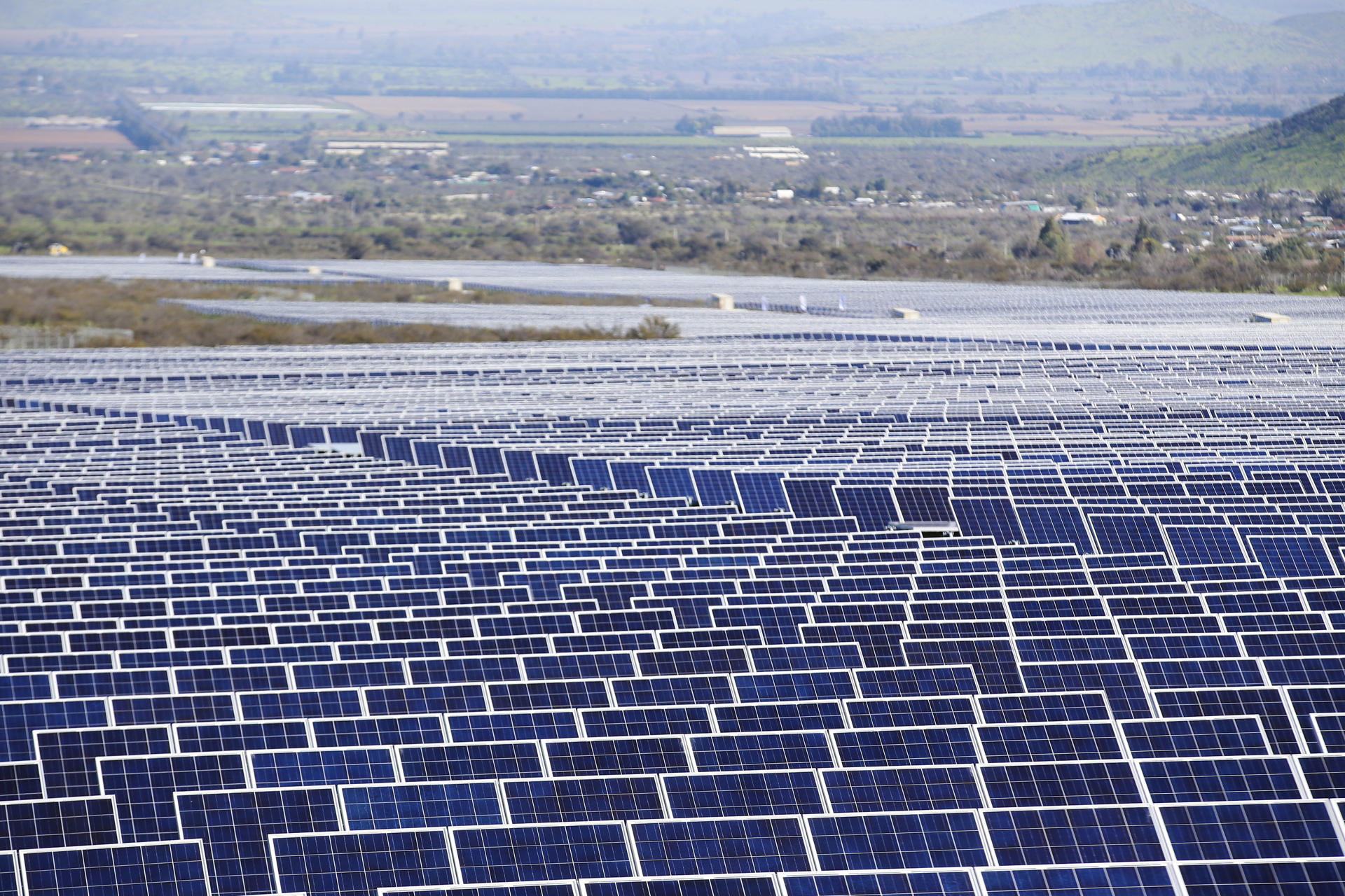 Vista general de paneles solares pertenecientes a un parque solar, en una fotografía de archivo. EFE/Elvis González