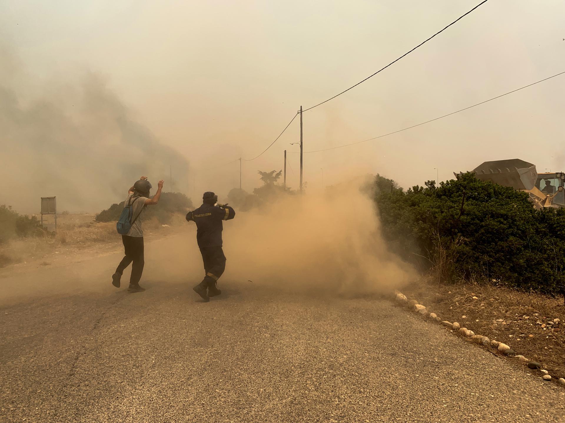 Firefighters and volunteers attempt to extinguish the fire in the Kiotari area of ??Rhodes, Greece, 24 July 2023. EFE/EPA/LEFTERIS DAMIANIDIS
