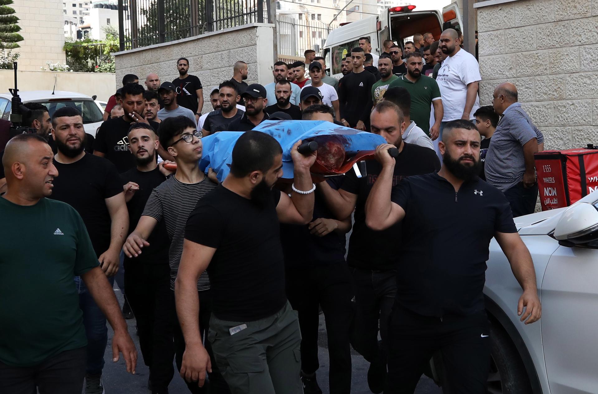 Palestinians carry the body of one of two men killed during an Israeli raid in the Old city of Nablus, northern West Bank, 07 July 2023. EFE-EPA/ALAA BADARNEH ATTENTION EDITORS: GRAPHIC CONTENT

