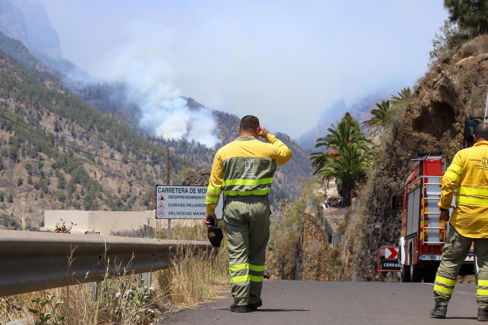 Los equipos de extinción trabajan en una reactivación en la Caldera de Taburiente del incendio forestal que se declaró en La Palma el pasado 15 de julio. EFE/Luis G. Morera