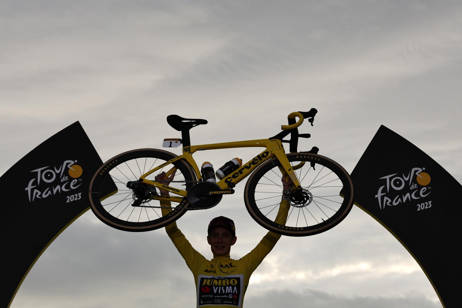 Tour de France winner Jonas Vingegaard raises his bike in the air after the final stage in Paris on 23 July 2023. EFE/EPA/CHRISTOPHE PETIT TESSON
