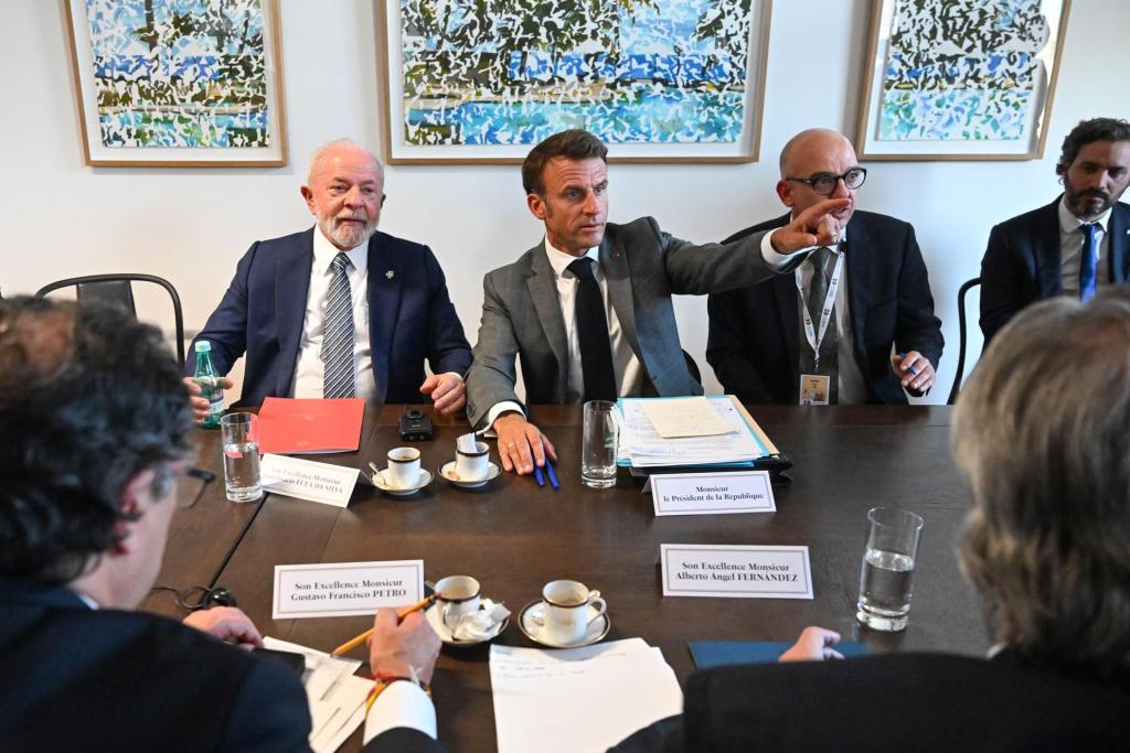 El presidente de Francia, Emmanuel Macron (c), y el presidente de Brasil, Luiz Inácio Lula da Silva (c-i), durante una reunión en Bruselas, Bélgica, este 17 de julio de 2023. EFE/EPA/Emmanuel Dunand/Pool
