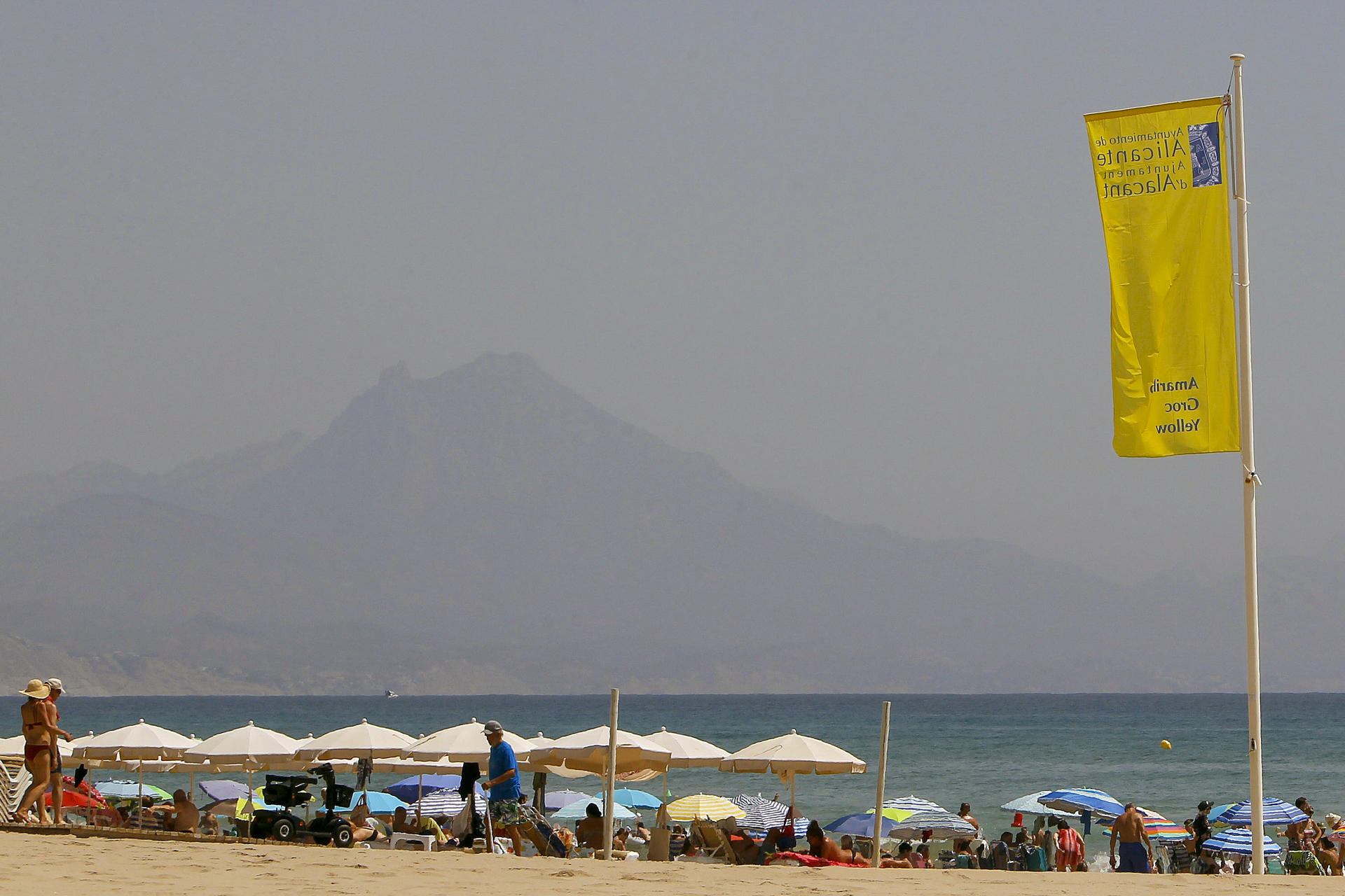 Vista general de la playa de San Juan de Alicante. EFE/Morell
