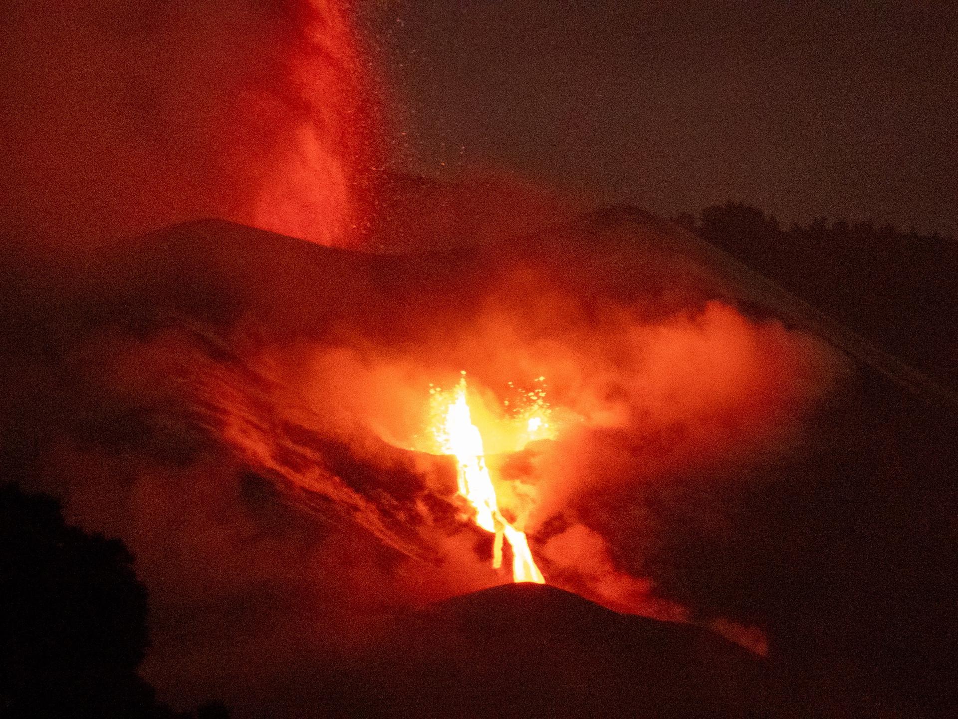 Imagen de la erupción en Cumbre Vieja, La Palma, tomada el 25 de noviembre de 2021. EFE/Miguel Calero