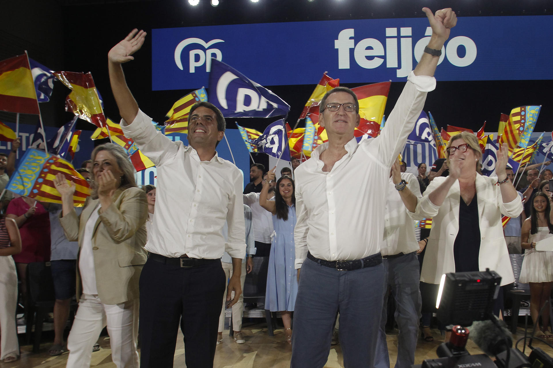 El candidato por el PP a la presidencia del Gobierno, Alberto Núñez Feijóo (d) acompañado por el presidente de la Generalitat, Carlos Mazón y la diputada Macarena Montesinos, durante el acto electoral que los populares han celebrado hoy miércoles en Alicante. EFE/Morell.