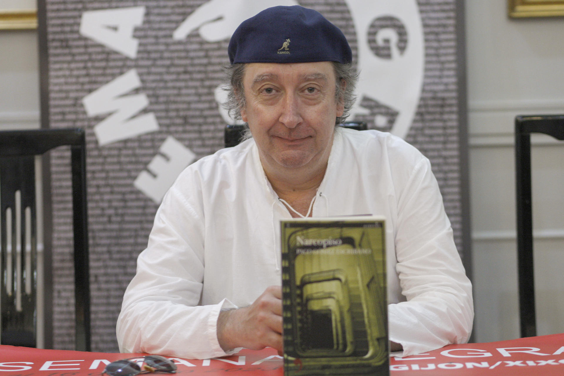 El escritor Paco Gómez Escribano ha vuelto a utilizar los personajes extremos que caracterizan su obra en su última novela, Narcopiso, que ha presentado este lunes en la Semana Negra de Gijón. EFE/ Juan González