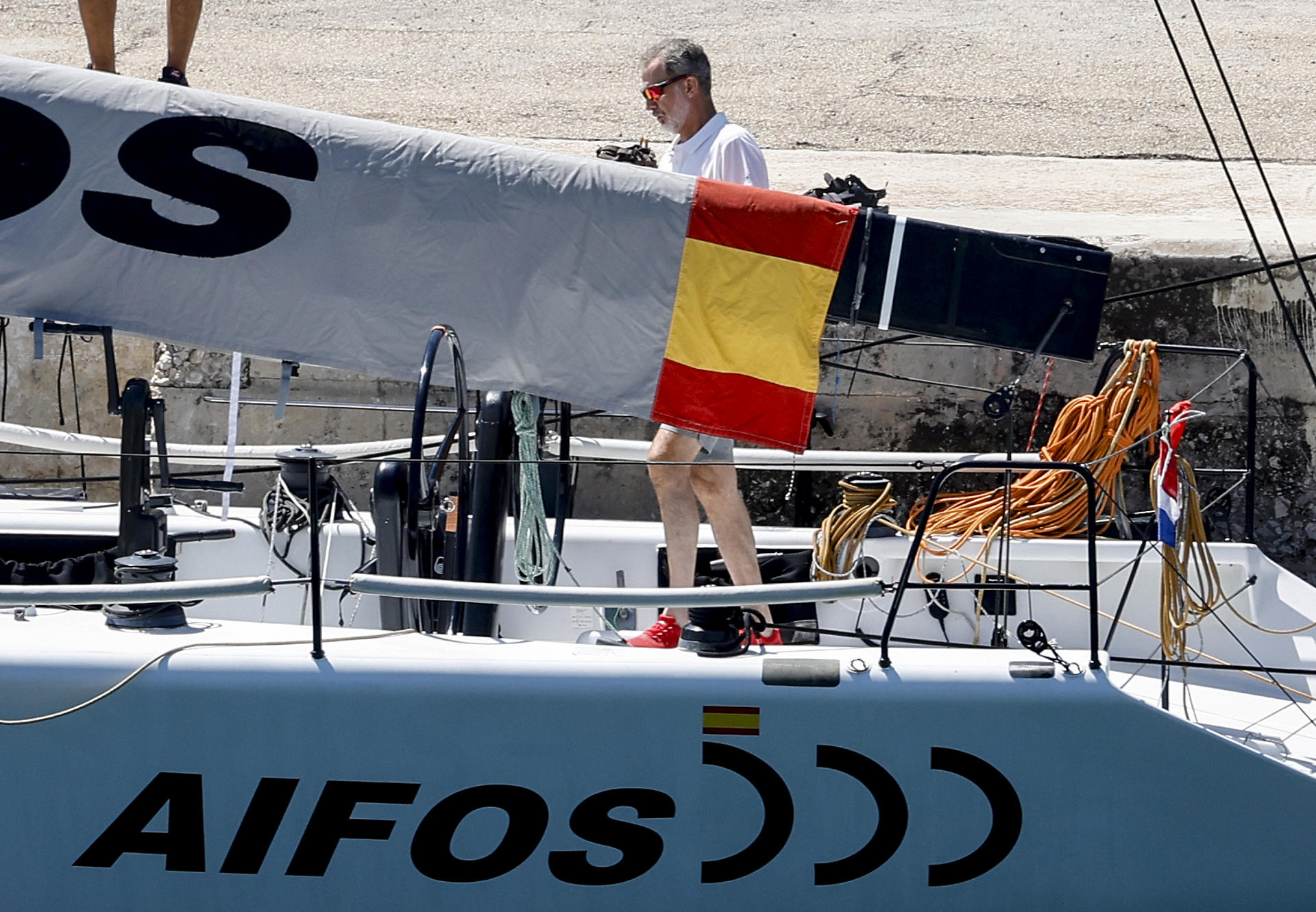 El rey Felipe a su llegada este sábado a la base naval de Porto Pi para participar en la segunda jornada de entrenamientos antes del inicio de la Copa del Rey de Vela este próximo lunes. EFE/Ballesteros