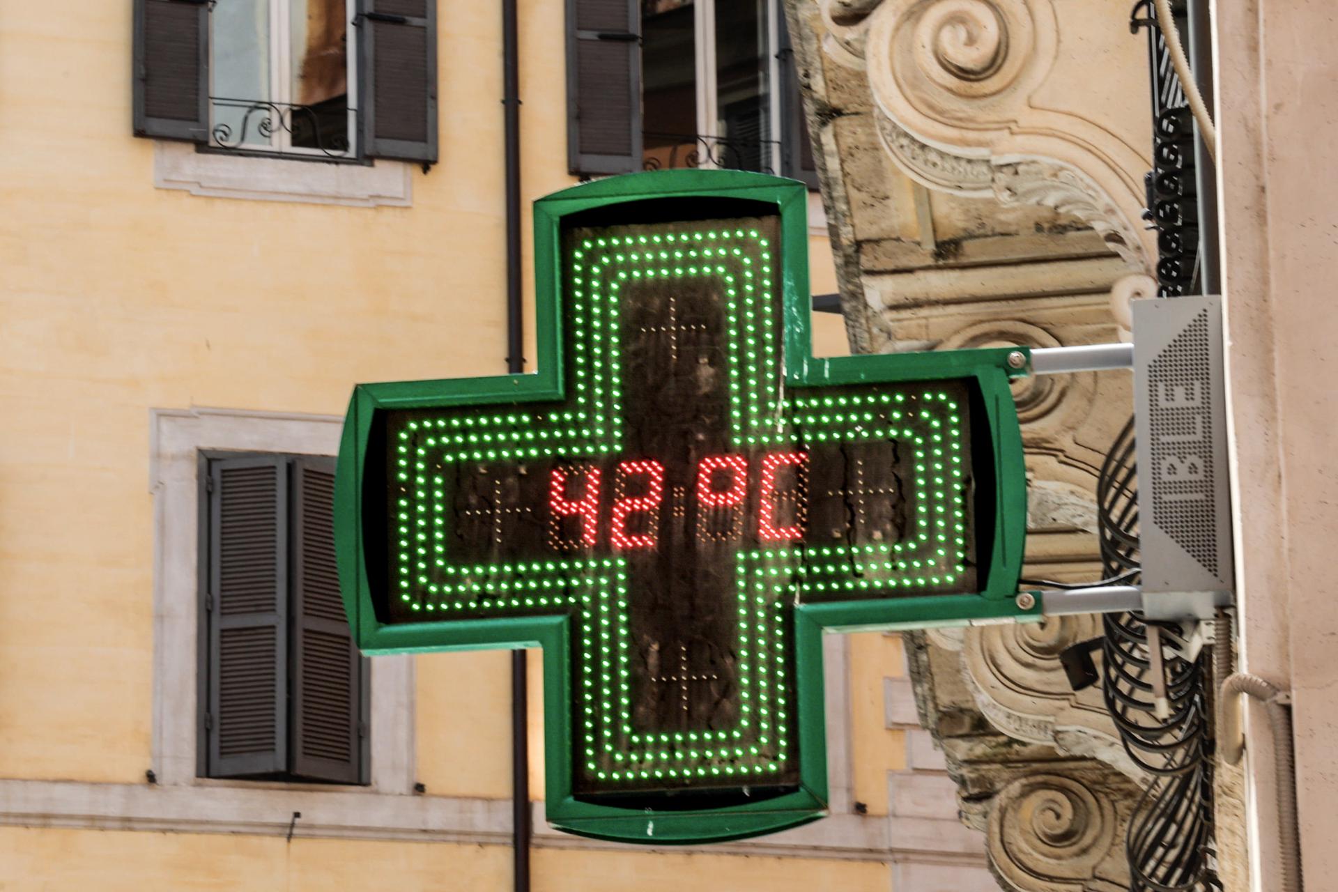 A thermometer displays '42 degrees Celsius' in Rome, Italy, 17 July 2023. EFE/EPA/GIUSEPPE LAMI

