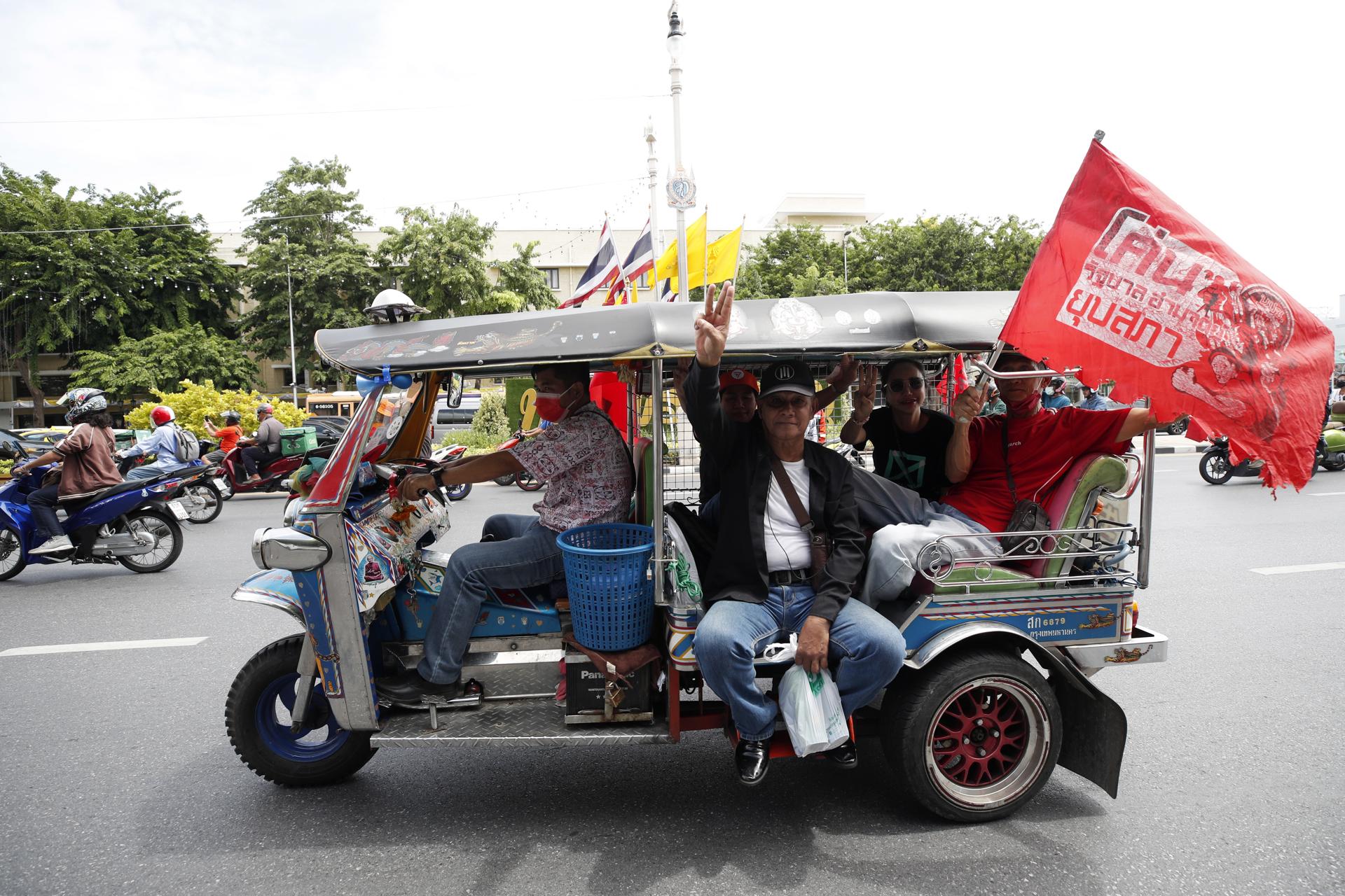 Bangkok (Thailand), 16/07/2023.- Supporters of prime ministerial candidate Pita Limjaroenrat flash three-finger salute as they ride on a Tuk Tuk motor rickshaw taxi during a car mob rally in Bangkok, Thailand, 16 July 2023. Hundreds of protesters on their vehicles blared horns in a car mob convoy calling for the resignation of senators who voted against or abstained resulting in the failure of elections front-runner Pita Limjaroenrat to secure a crucial vote to become Thailand's next prime minister at a joint session of the House of Representatives and Senate on 13 July. A majority of senators opposed voting for him. (Elecciones, Protestas, Tailandia) EFE/EPA/RUNGROJ YONGRIT
