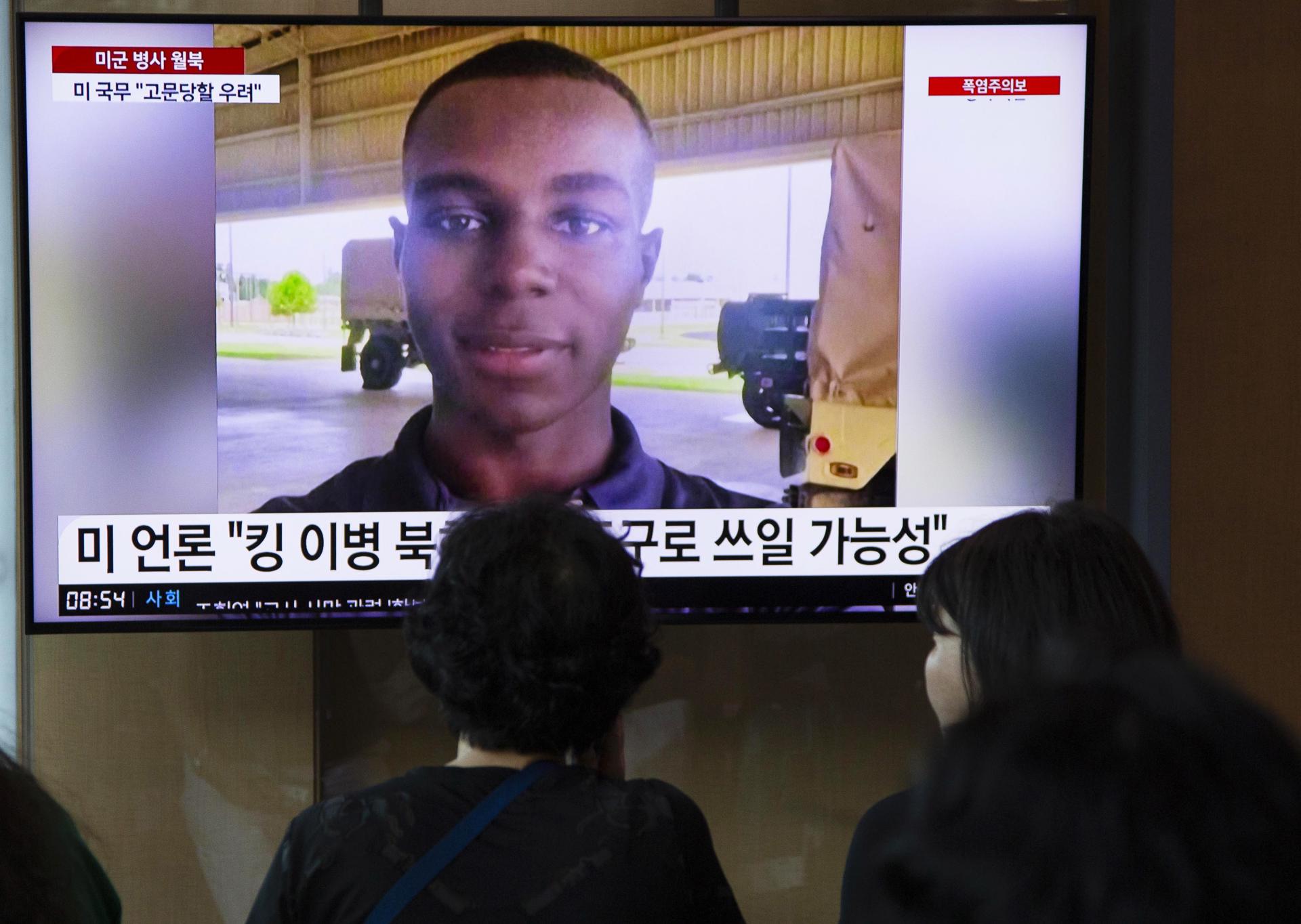 People watch a news report on a missing US soldier at a station in Seoul, South Korea, 22 July 2023. EFE/EPA/JEON HEON-KYUN
