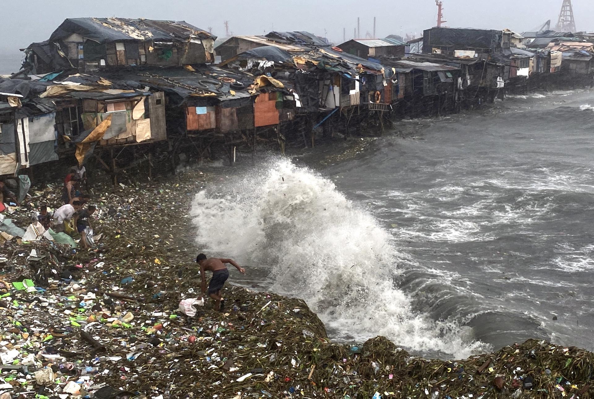 Filipino villagers collect washed up materials along the shore of Manila Bay, Philippines, 26 July 2023. EFE-EPA/FRANCIS R. MALASIG